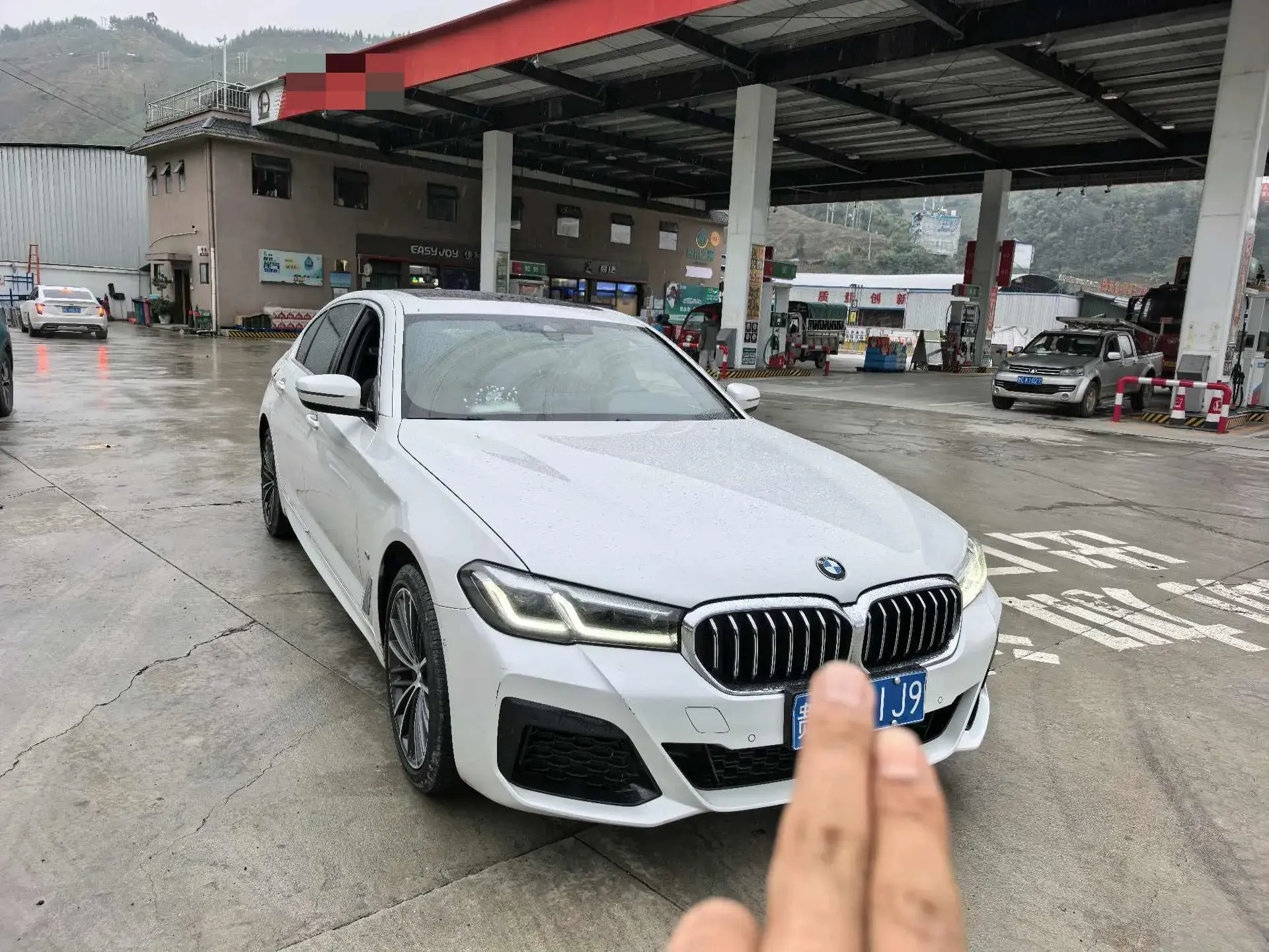 2022 BMW 5 thumbnail 2