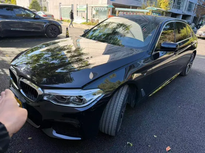 2020 BMW 5 view 1