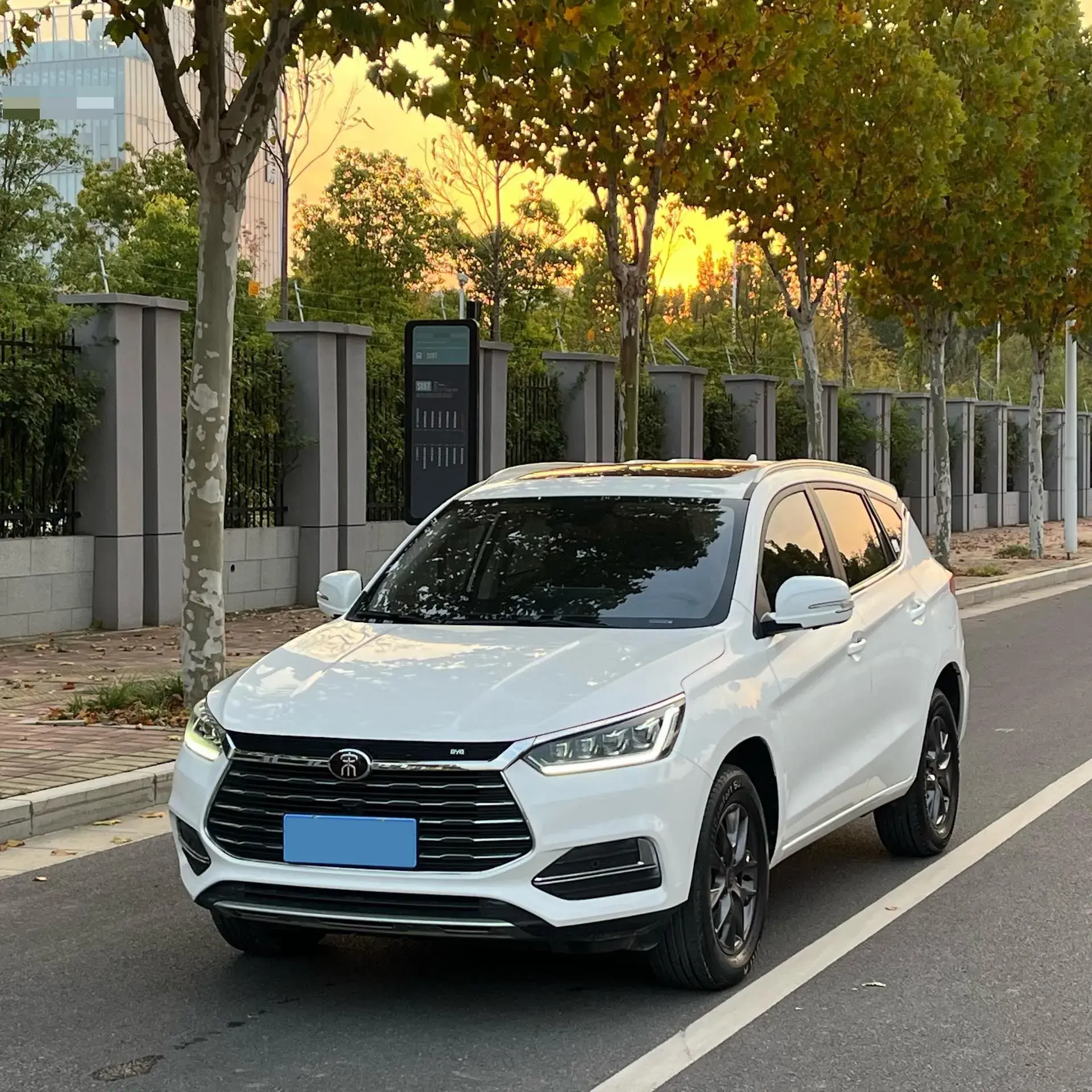 2019 BYD SONG view 1