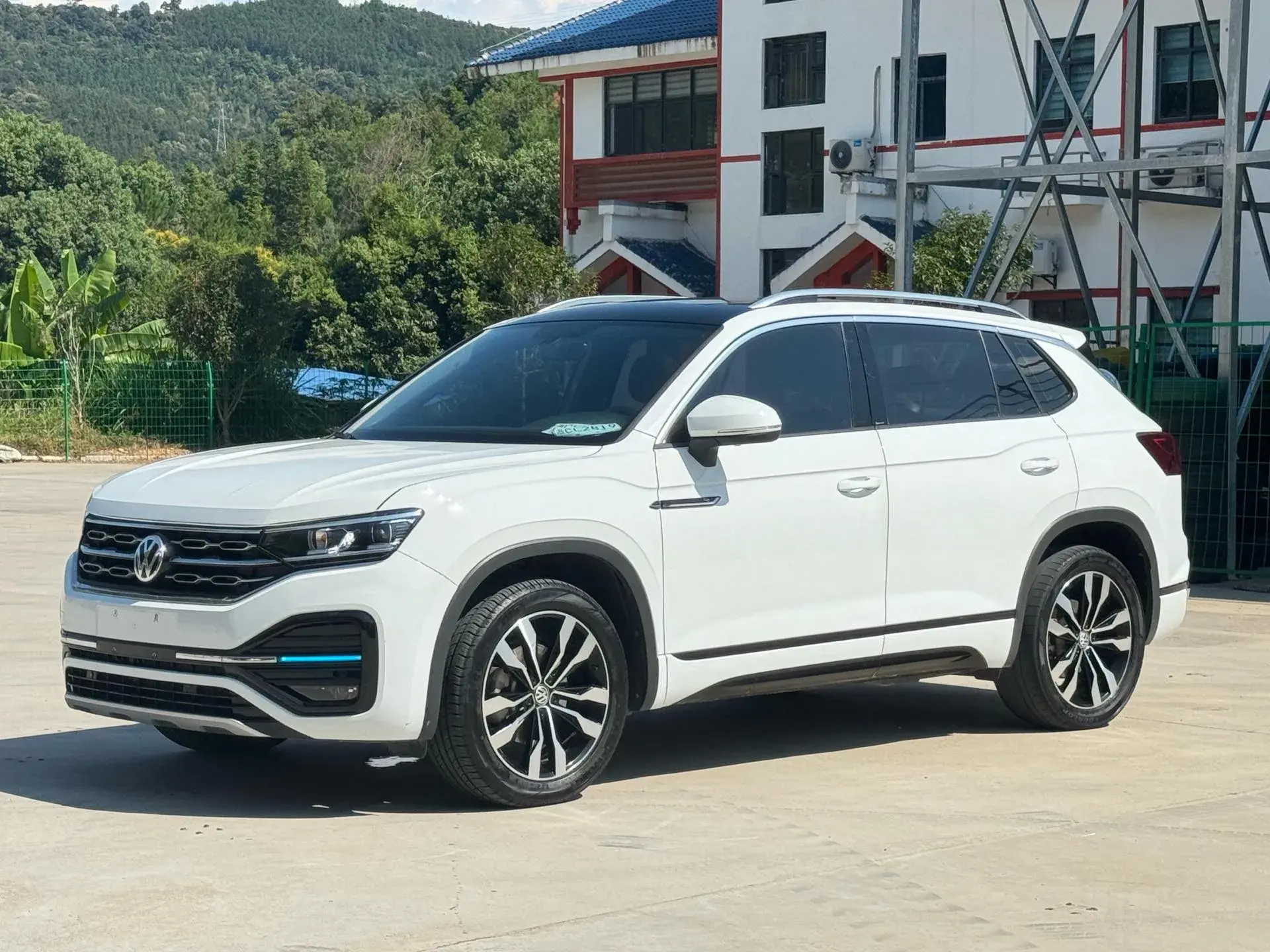 2021 VOLKSWAGEN TAYRON view 1