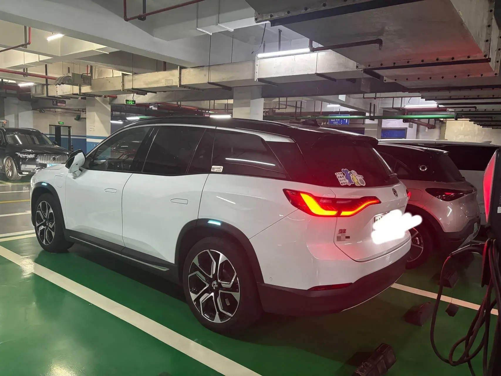 2018 NIO ES8 thumbnail 4