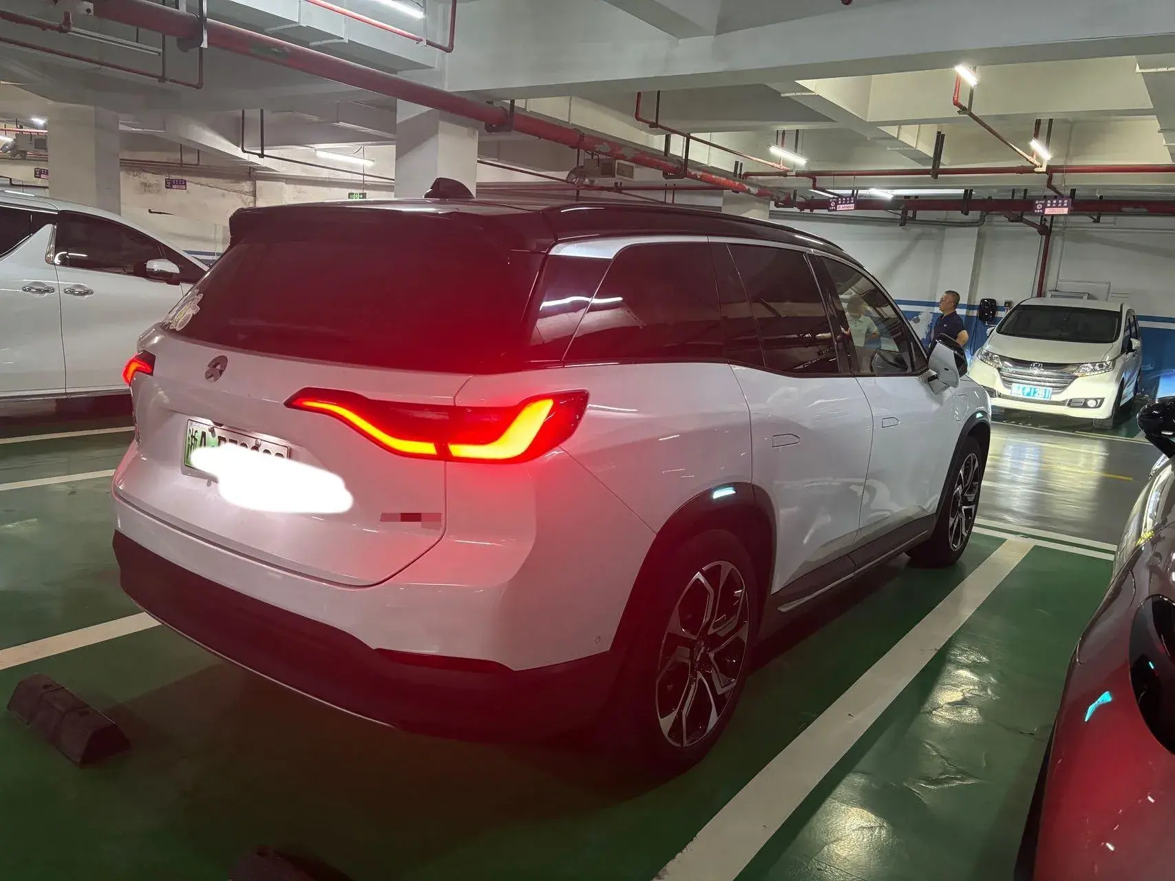 2018 NIO ES8 thumbnail 3