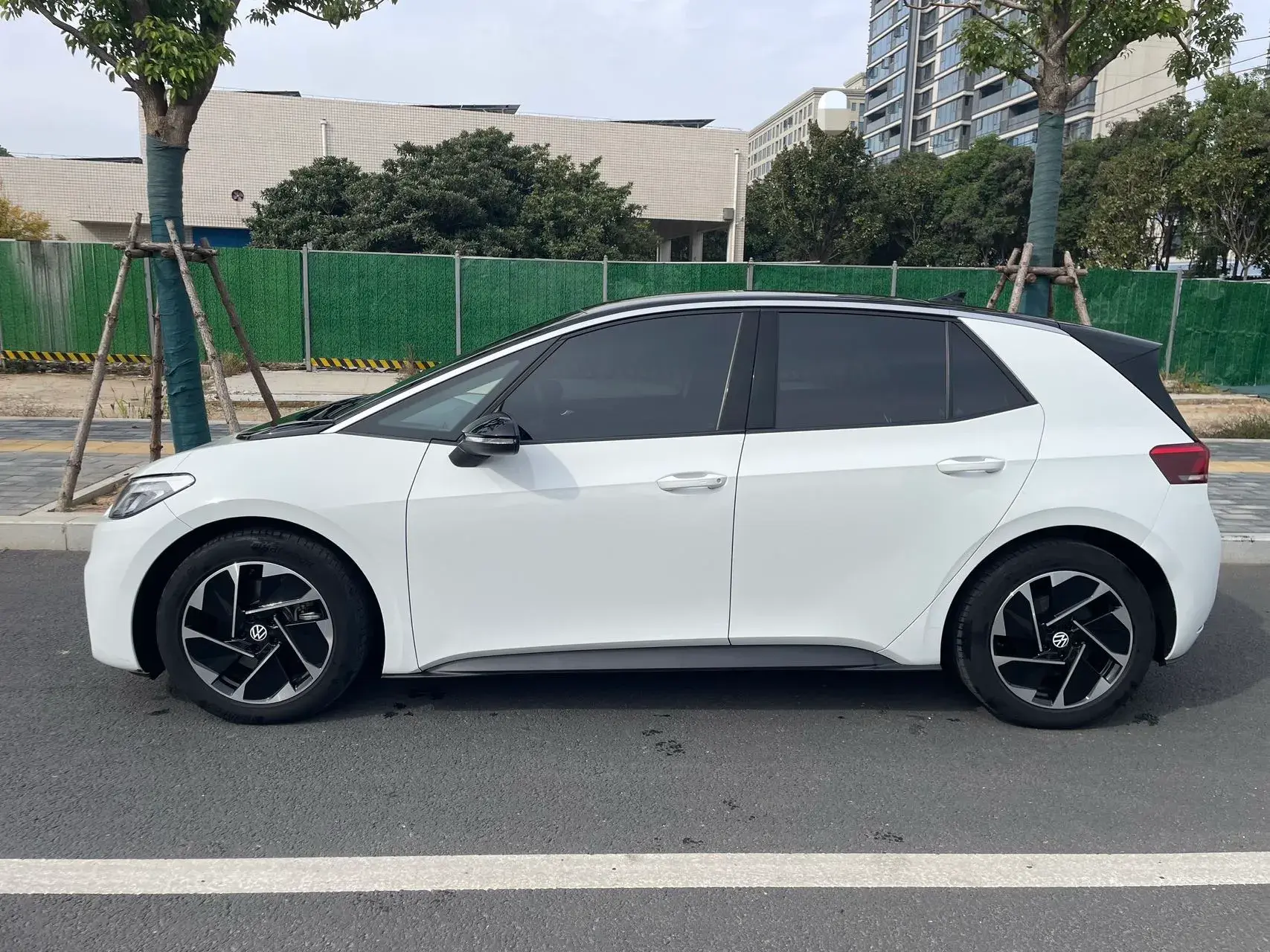 2024 VOLKSWAGEN ID.3 thumbnail 3