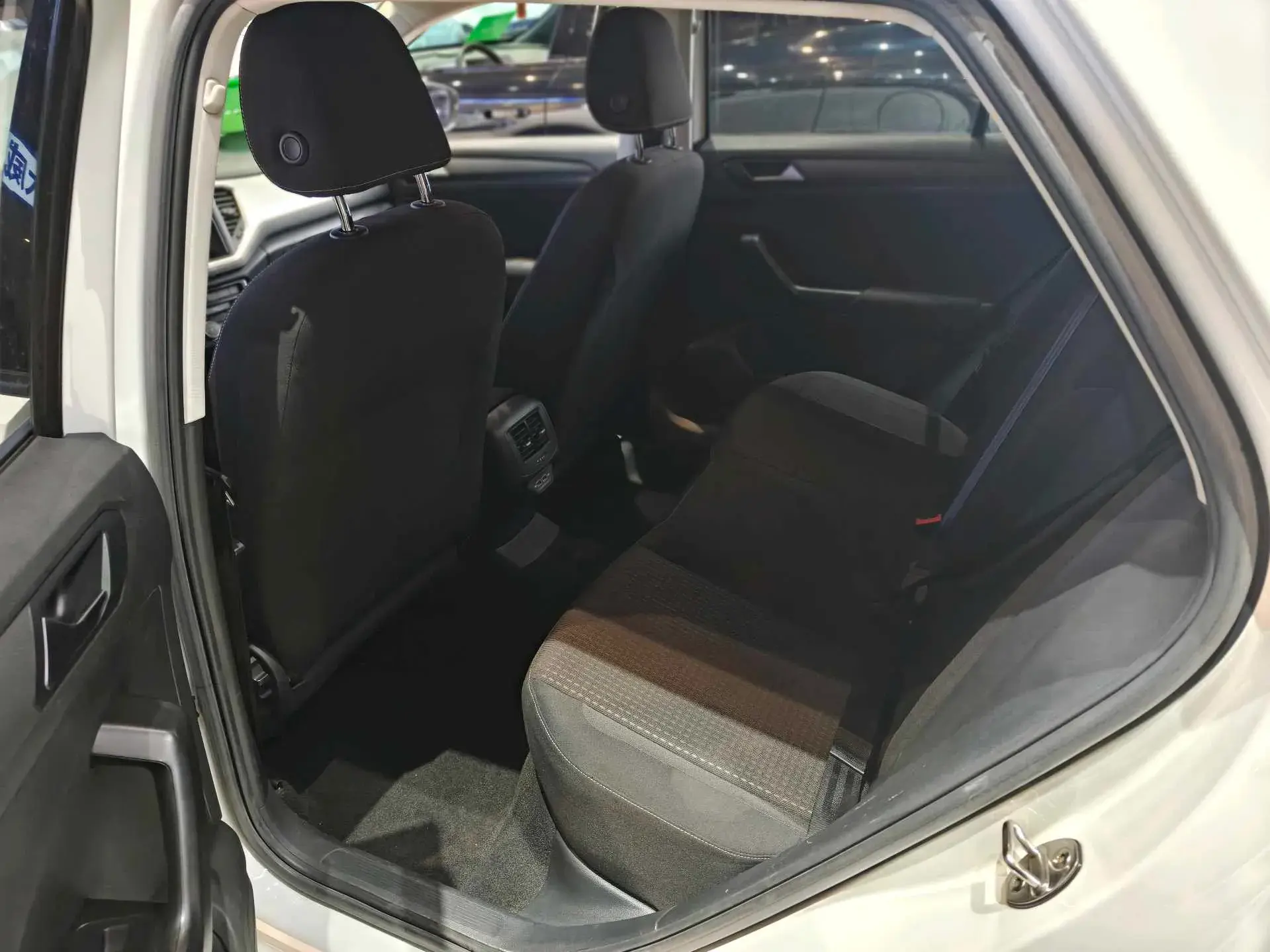 2019 VOLKSWAGEN T-ROC thumbnail 4