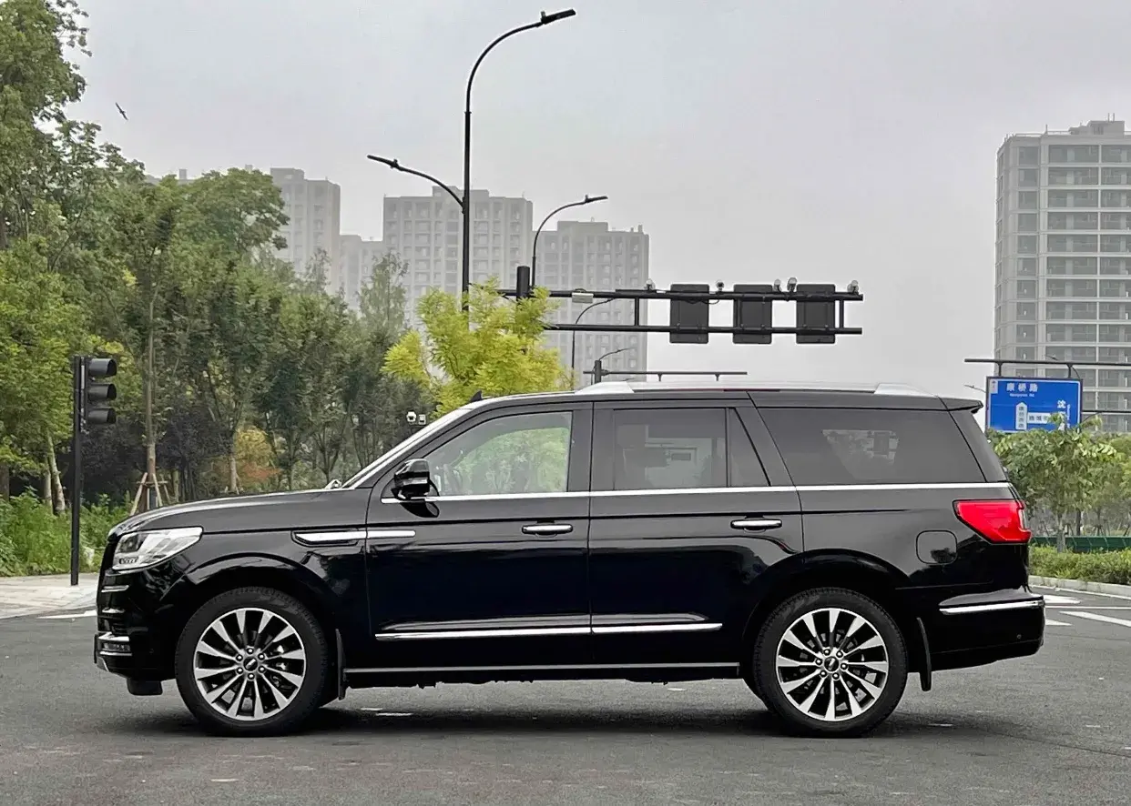 2018 LINCOLN NAVIGATOR thumbnail 3