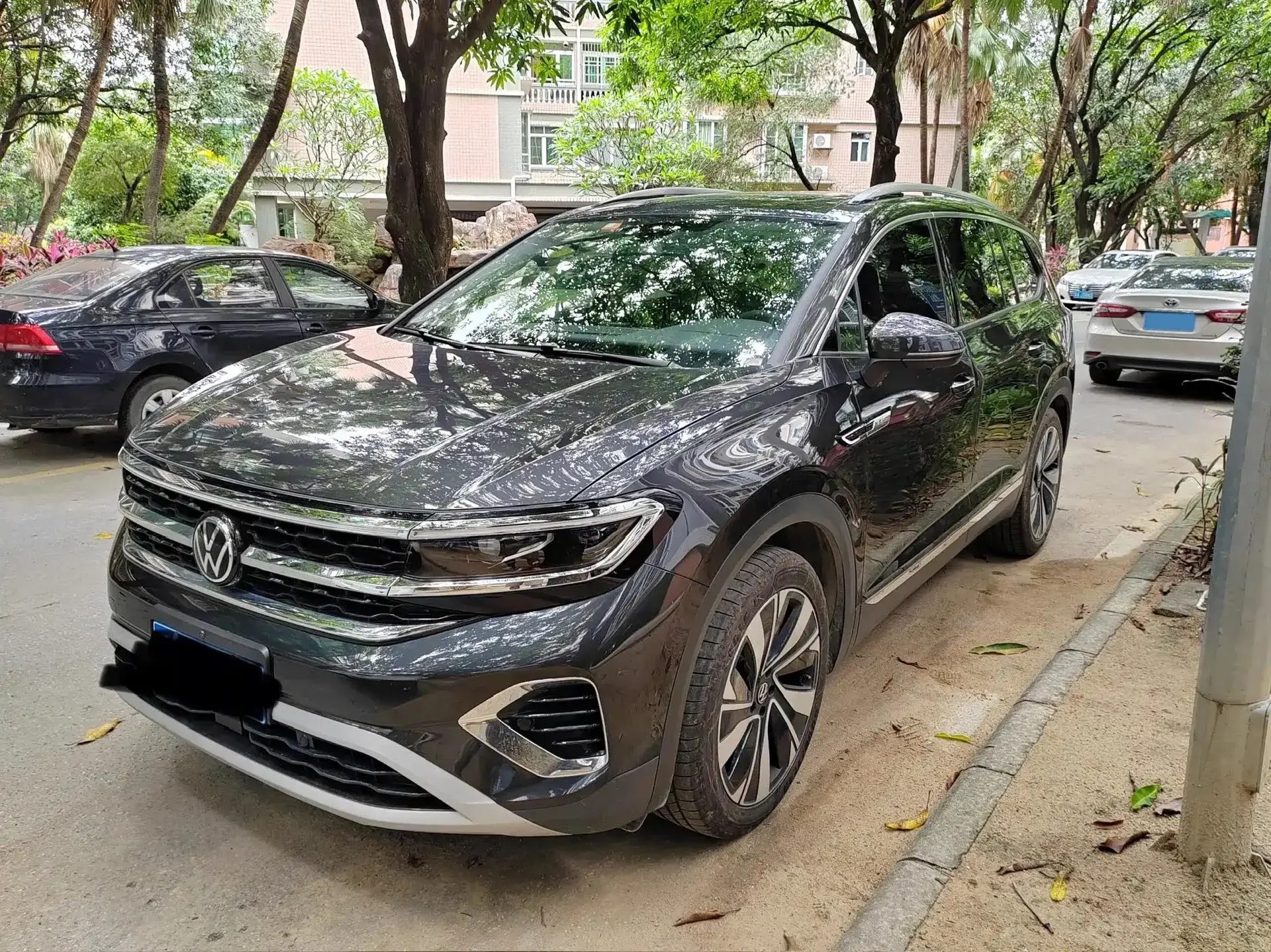 2022 VOLKSWAGEN TALAGON view 1