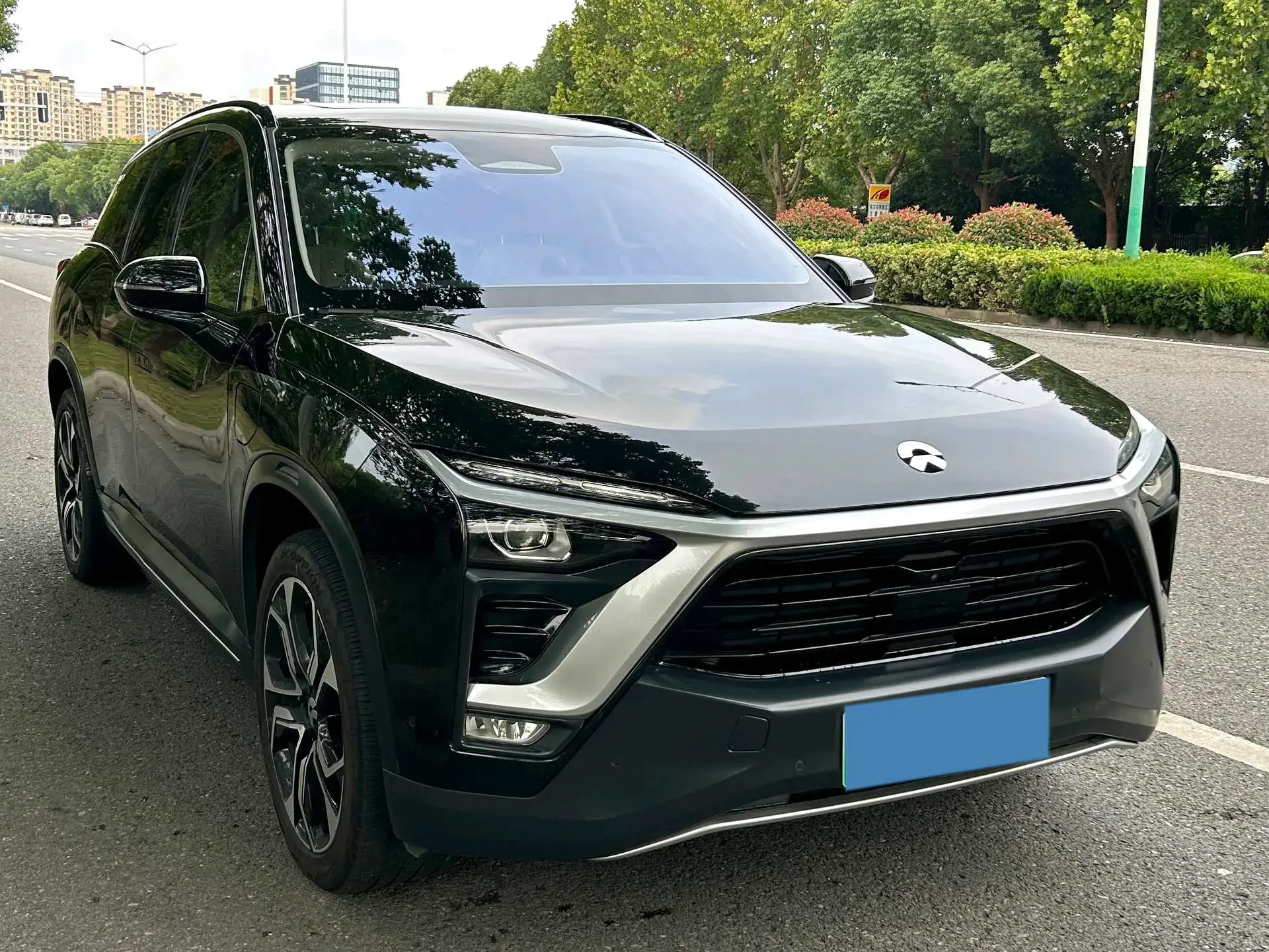 2018 NIO ES8 thumbnail 3