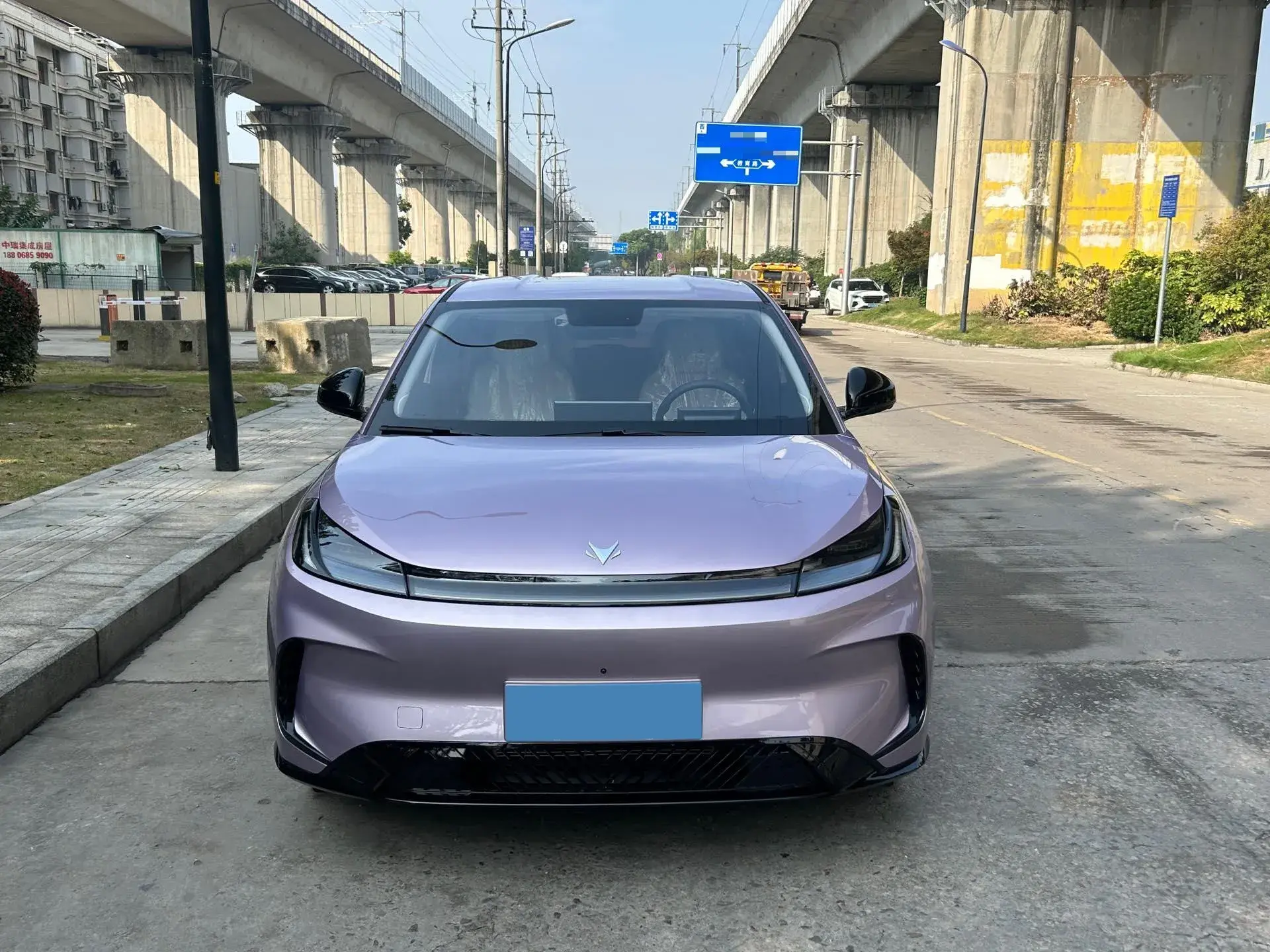 2025 ARCFOX T1 thumbnail 2