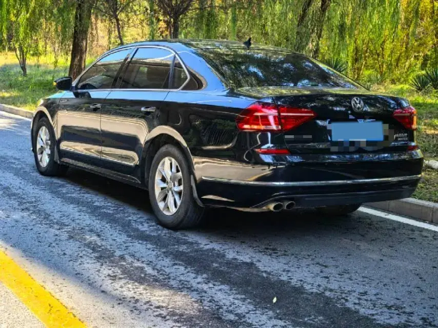 2017 VOLKSWAGEN PASSAT thumbnail 3