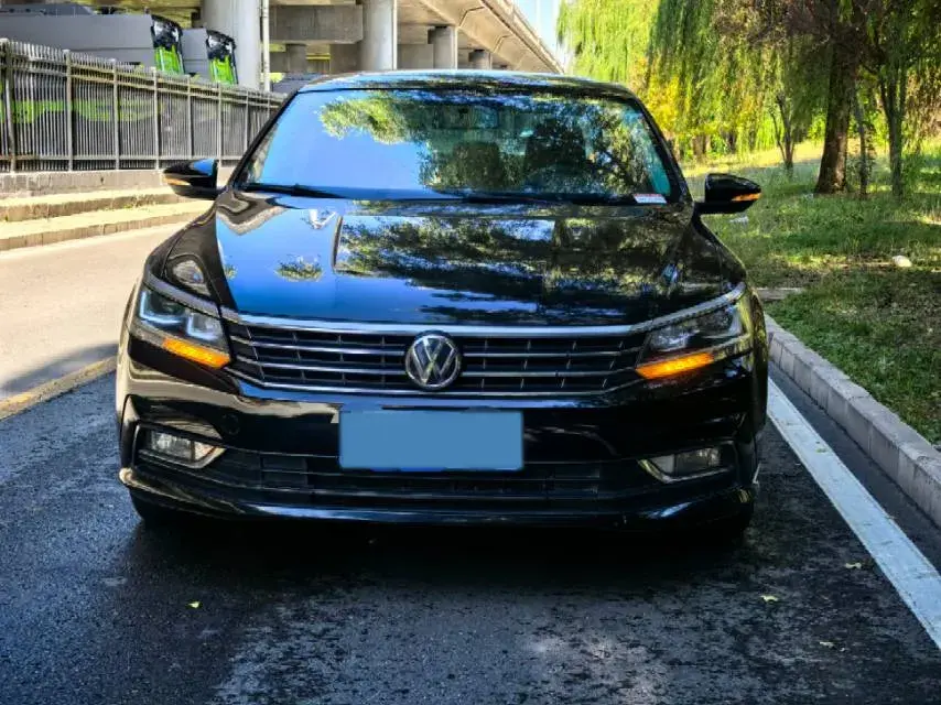 2017 VOLKSWAGEN PASSAT thumbnail 2