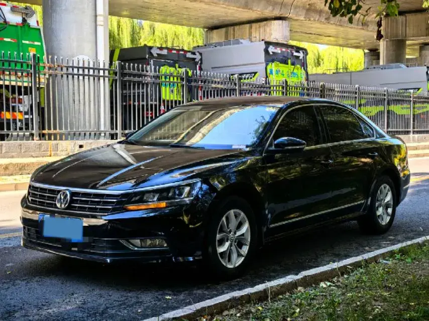 2017 VOLKSWAGEN PASSAT view 1