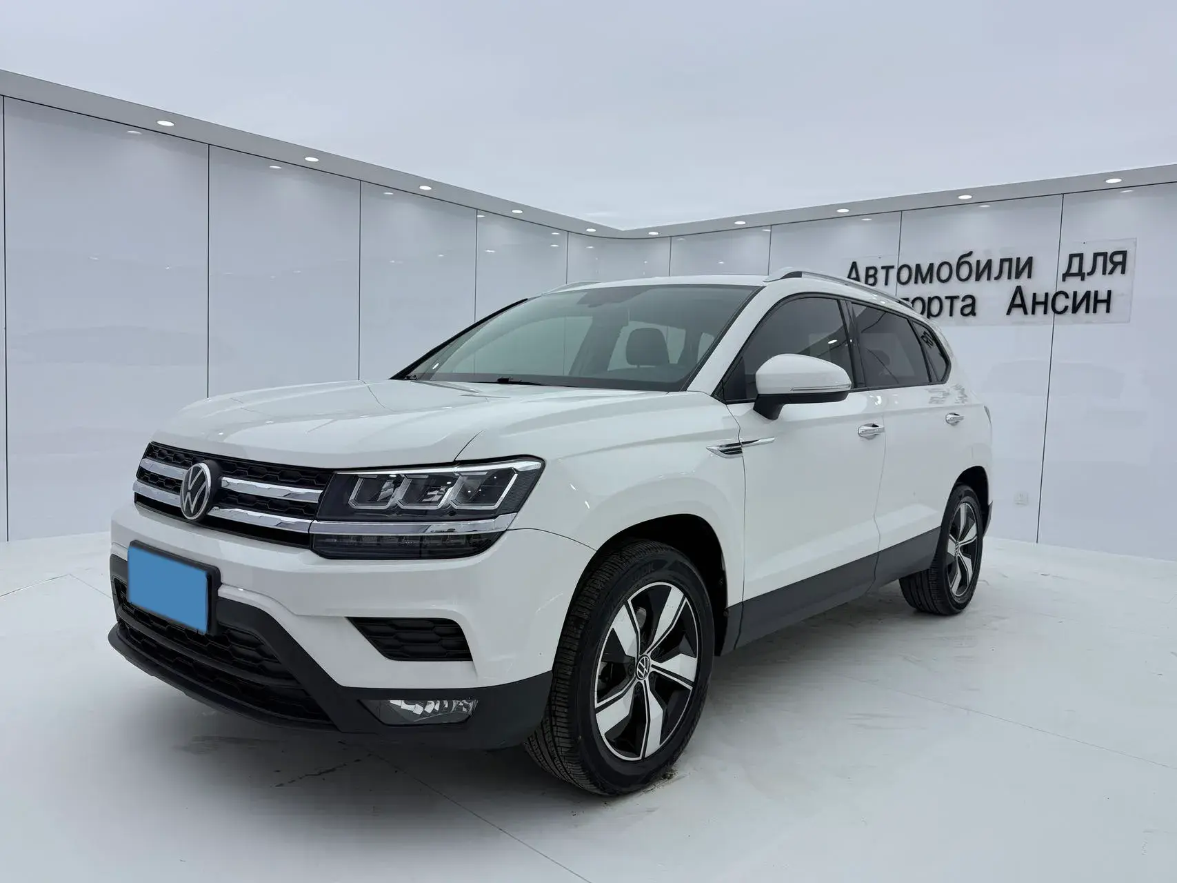 2021 VOLKSWAGEN THARU view 1