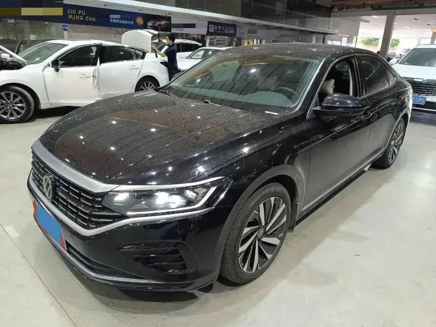 2023 VOLKSWAGEN PASSAT view 1