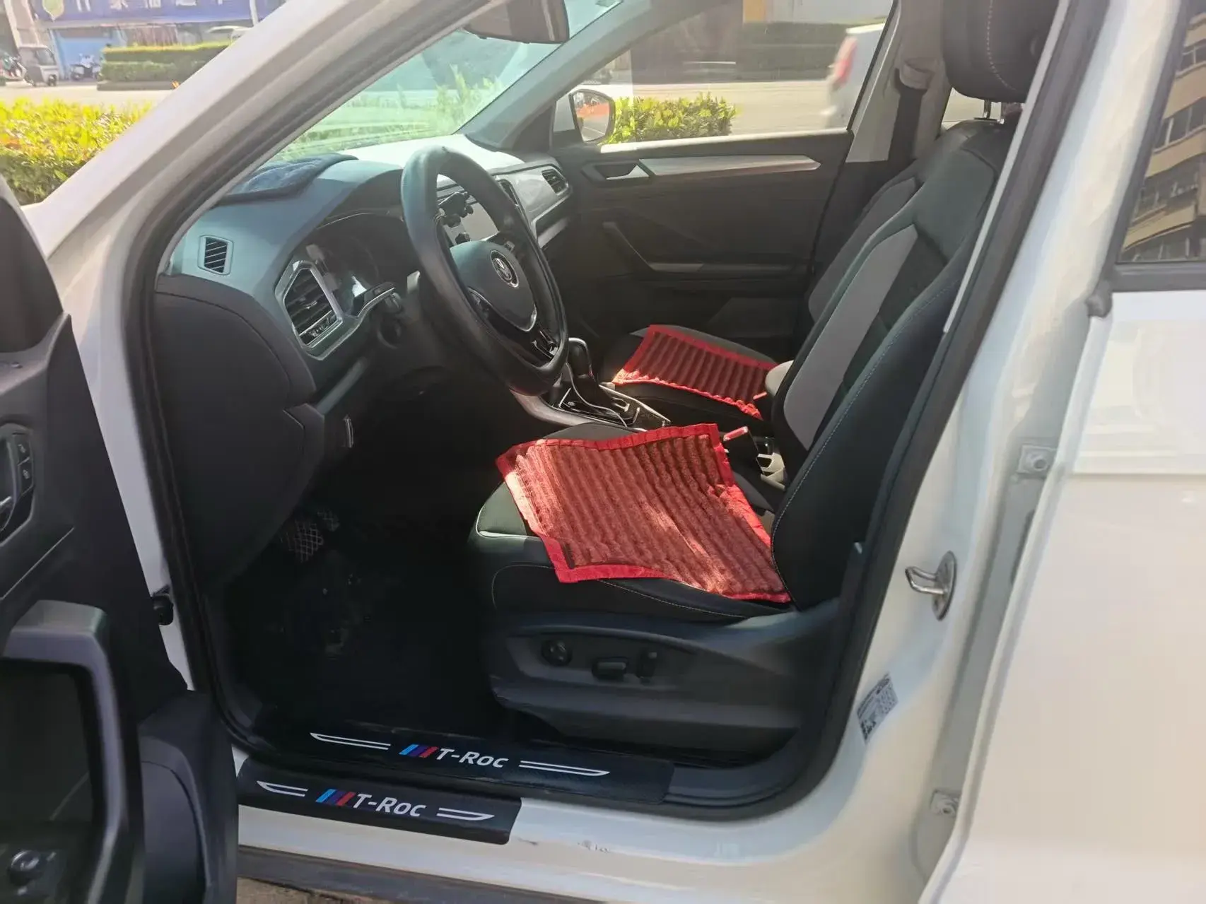 2020 VOLKSWAGEN T-ROC thumbnail 3