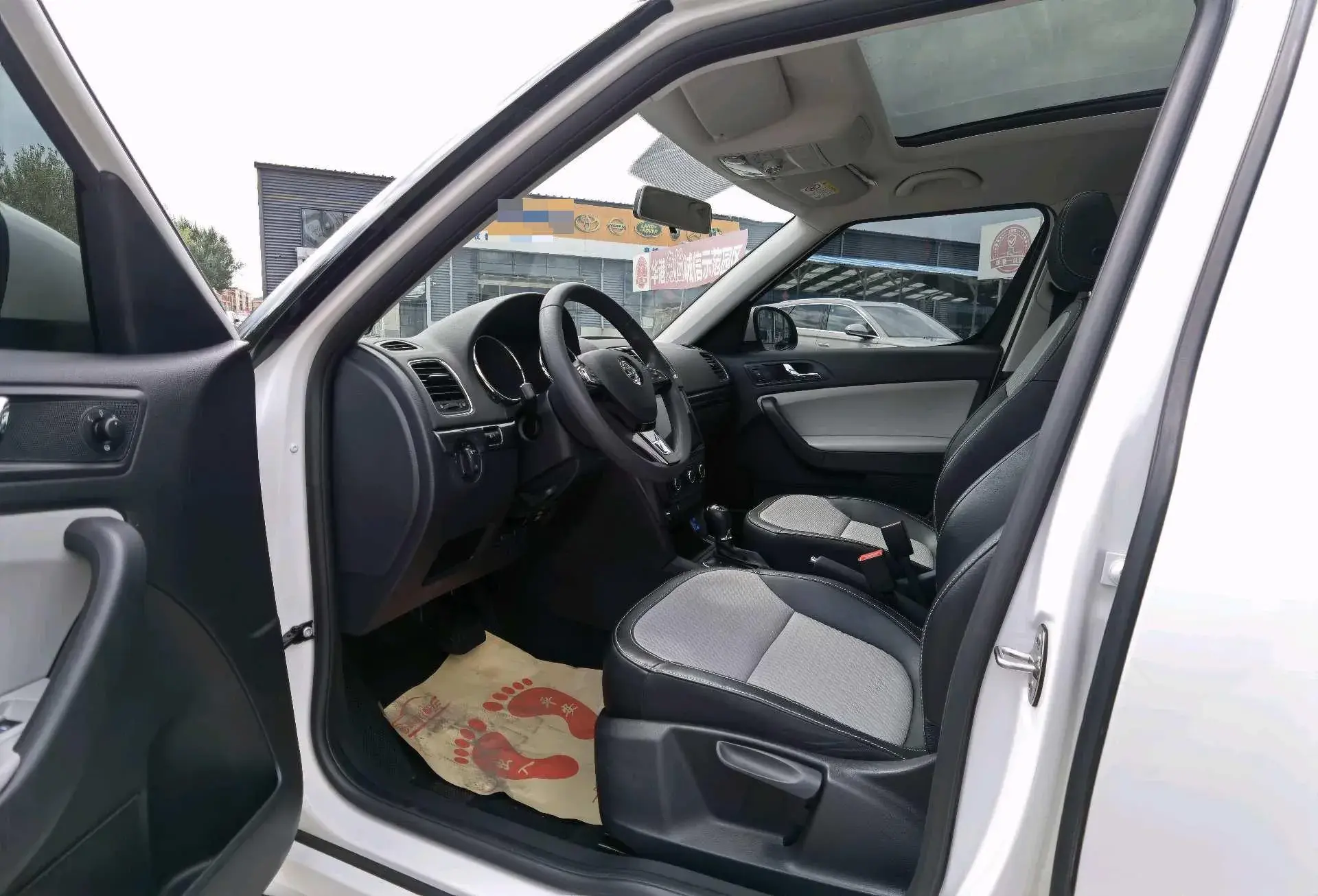 2017 SKODA YETI thumbnail 4