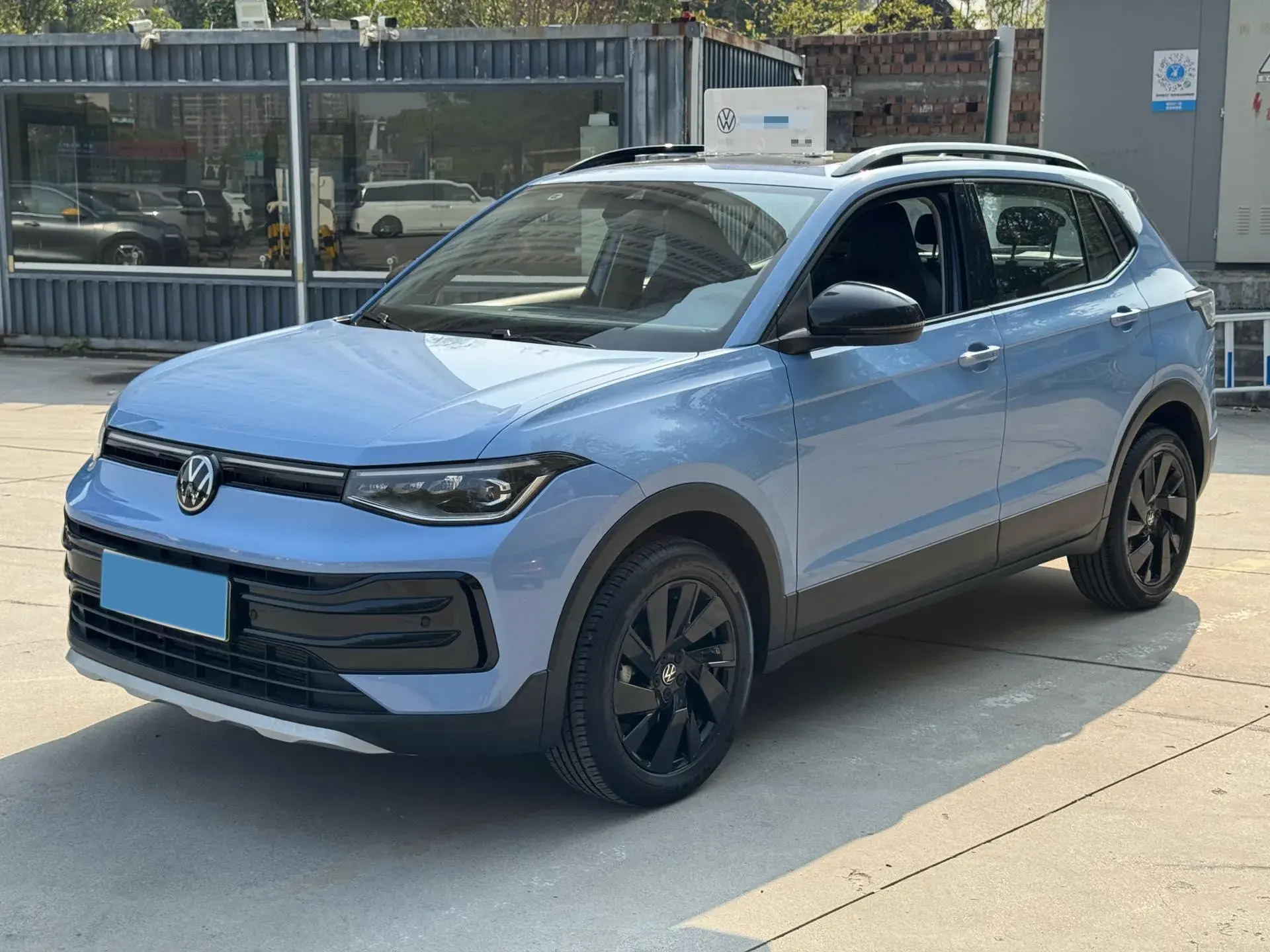 2025 VOLKSWAGEN THARU view 1