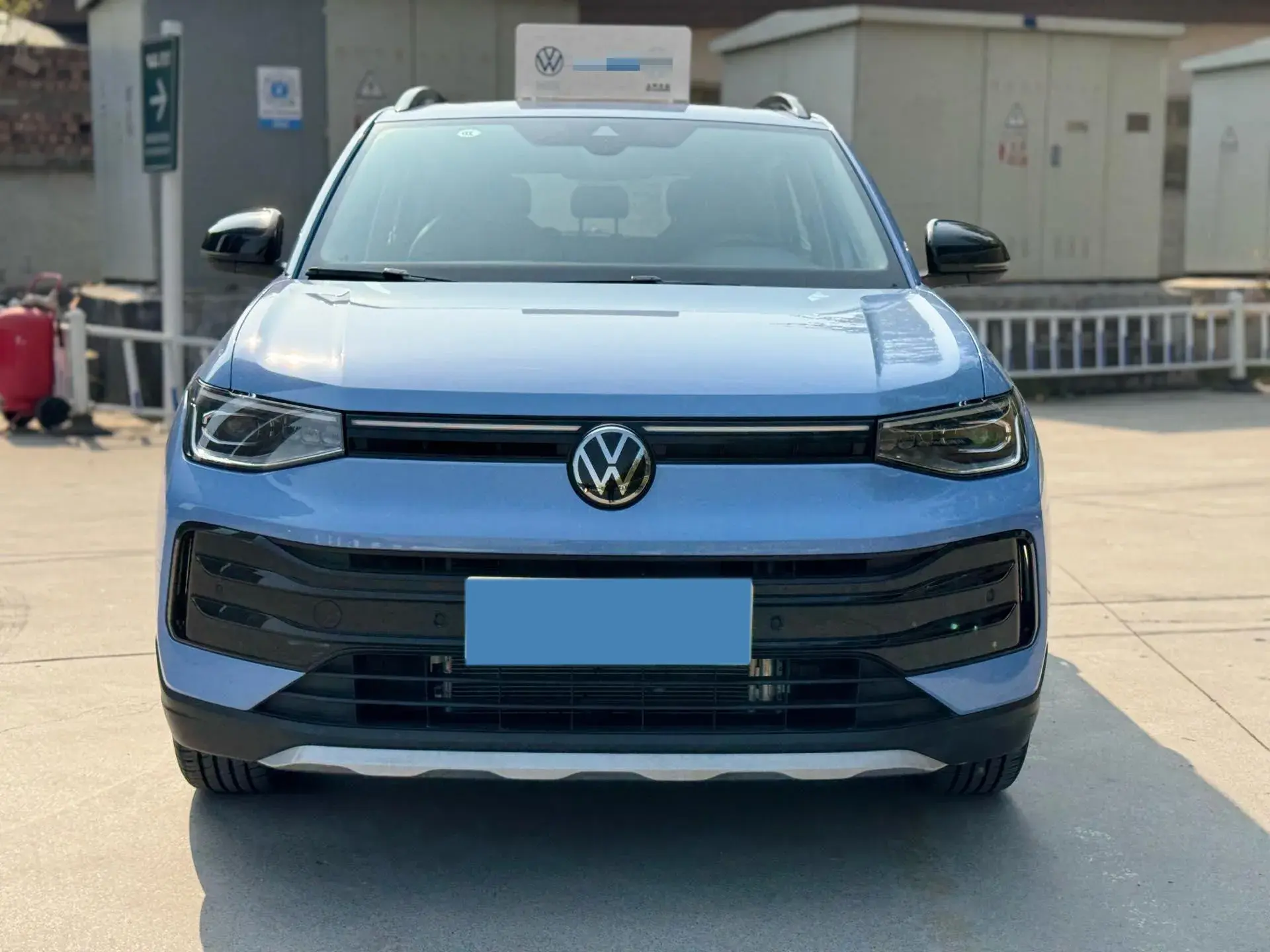 2025 VOLKSWAGEN THARU thumbnail 2