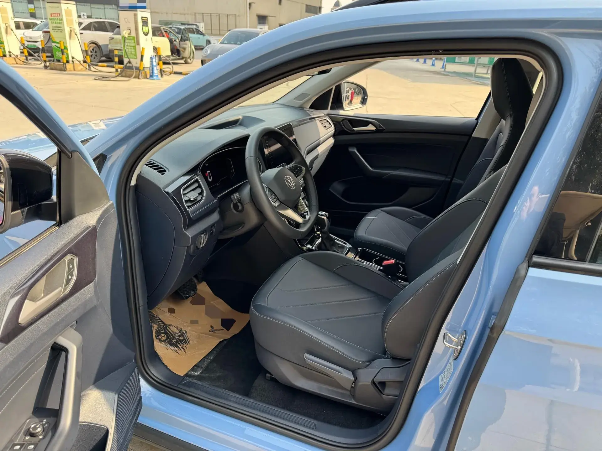 2025 VOLKSWAGEN THARU thumbnail 4