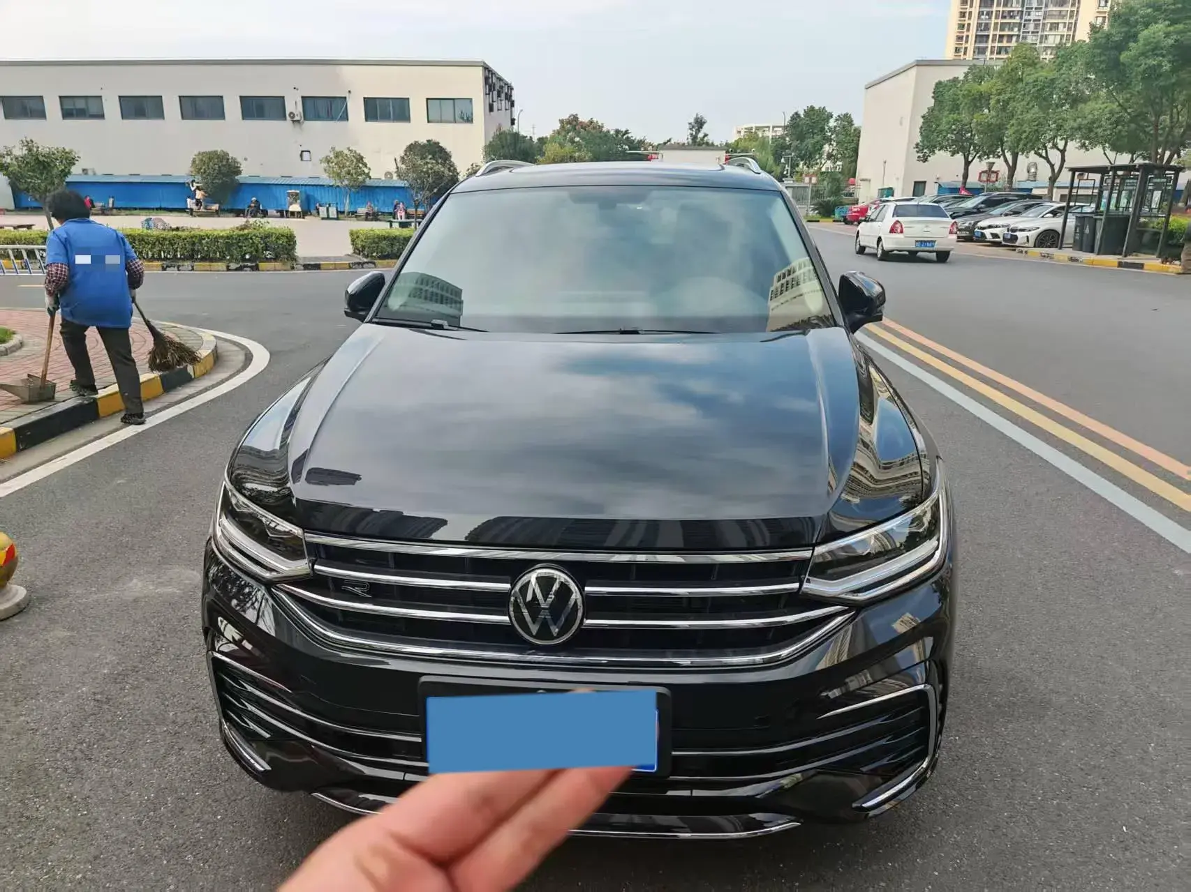 2024 VOLKSWAGEN TIGUAN thumbnail 2