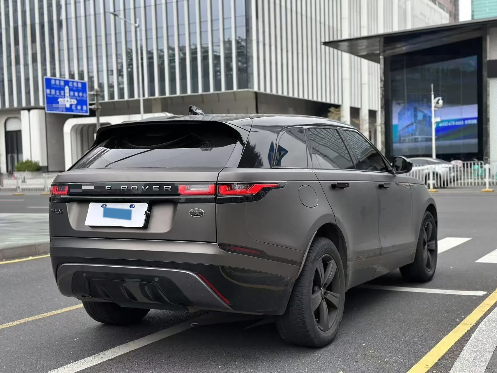 2019 LAND ROVER thumbnail 4