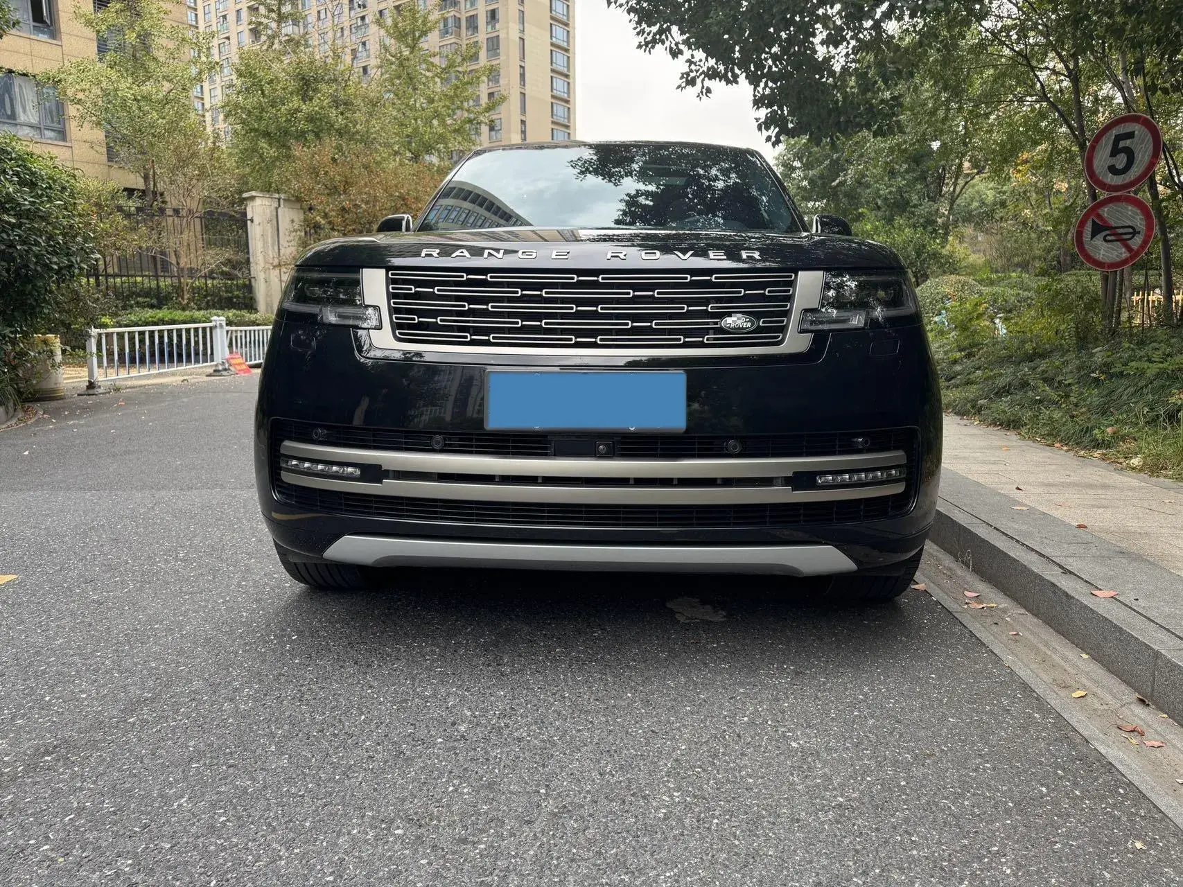 2024 LAND ROVER thumbnail 3