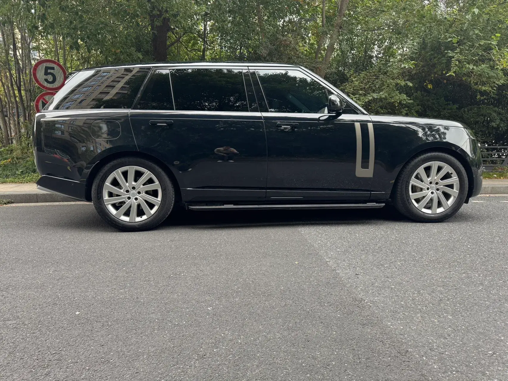 2024 LAND ROVER thumbnail 2