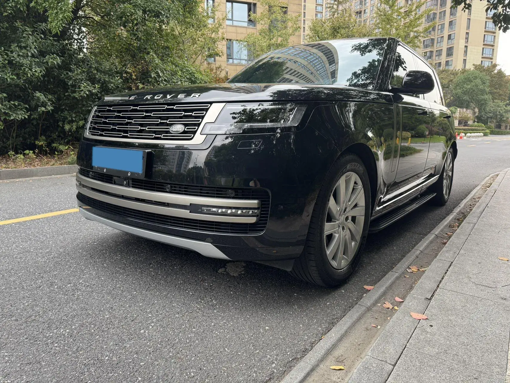 2024 LAND ROVER view 1