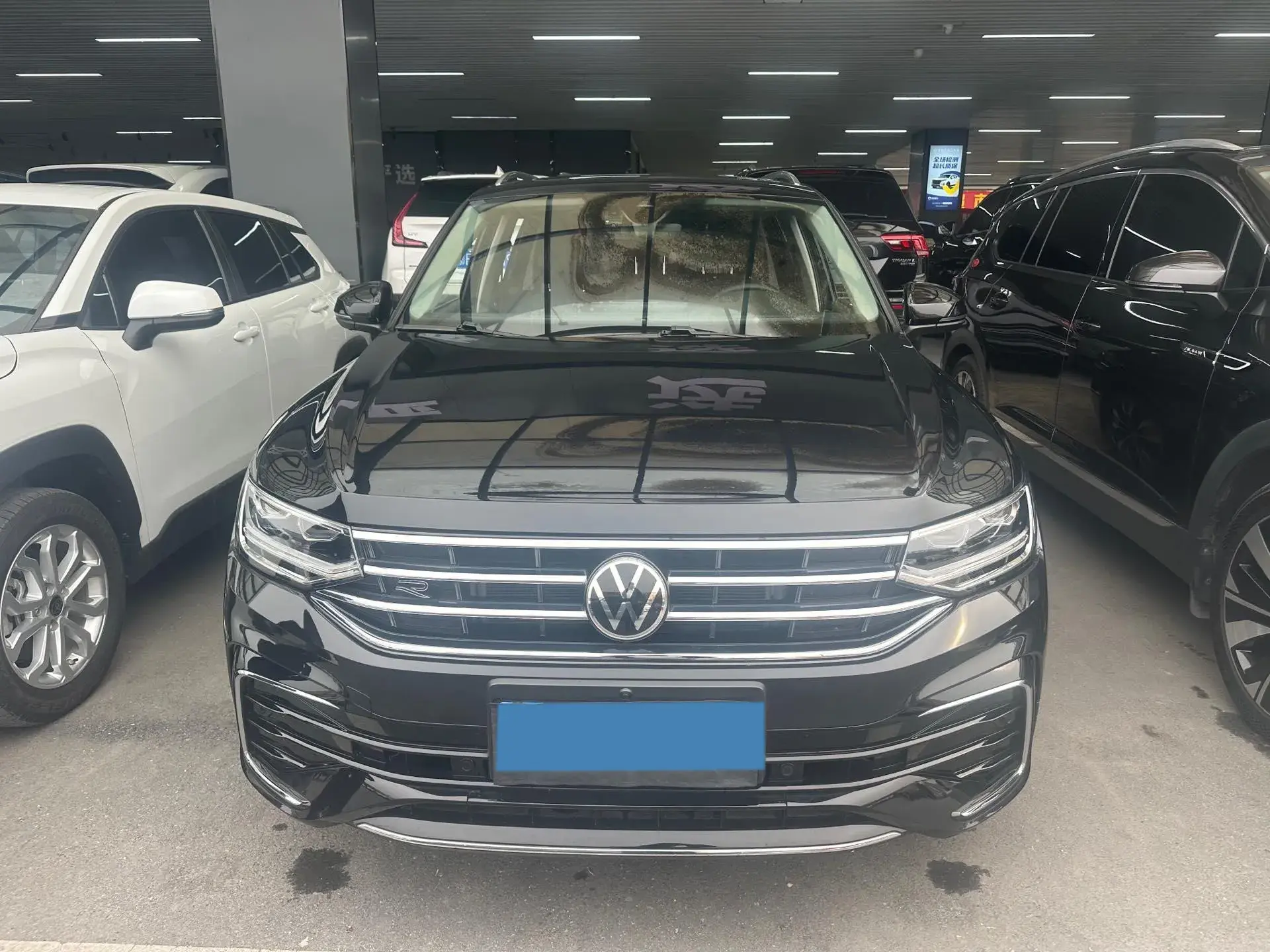 2023 VOLKSWAGEN TIGUAN thumbnail 2