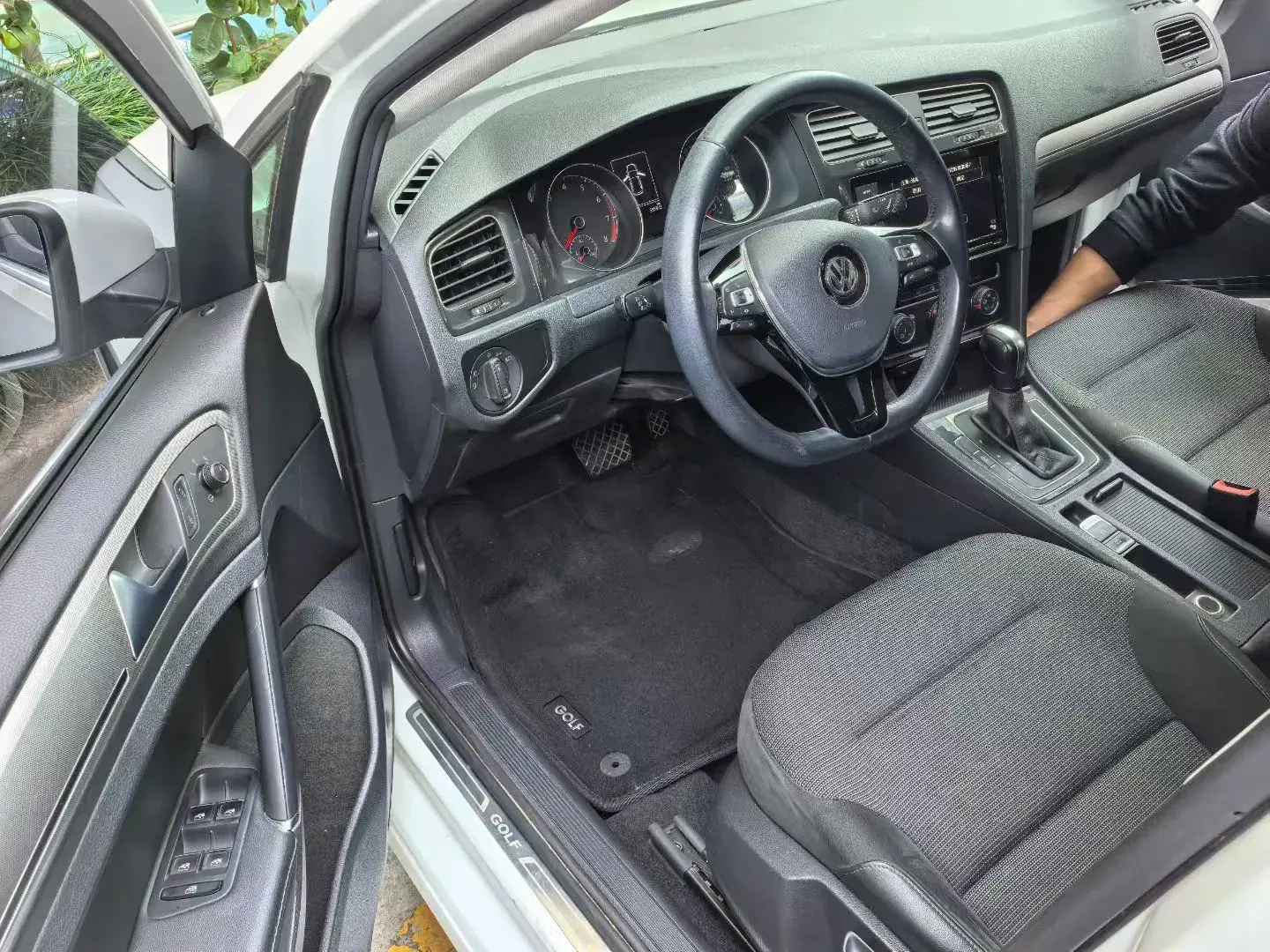 2019 VOLKSWAGEN GOLF thumbnail 4