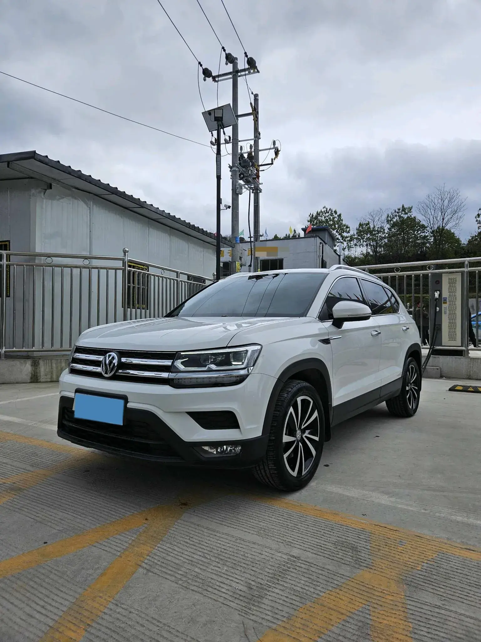 2020 VOLKSWAGEN THARU view 1