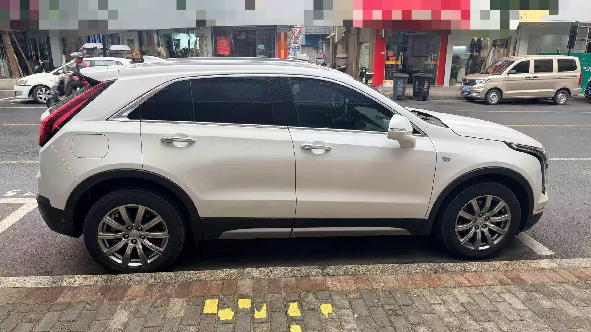 2022 CADILLAC XT4 thumbnail 4