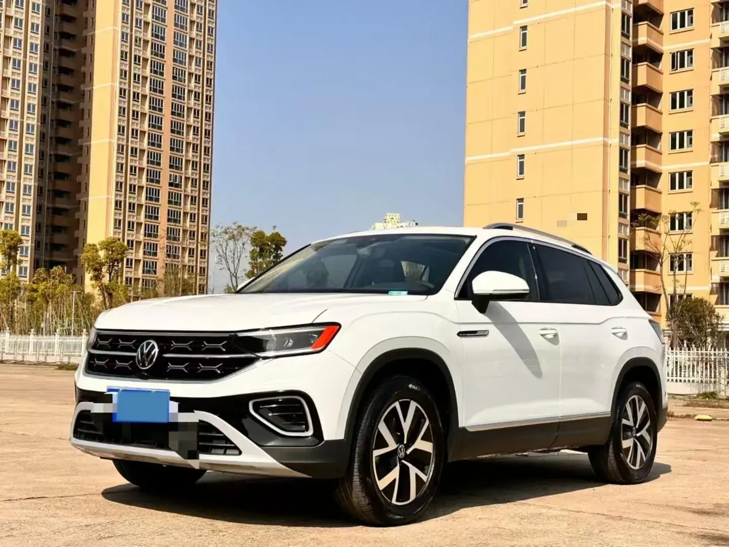 2024 VOLKSWAGEN TAYRON view 1