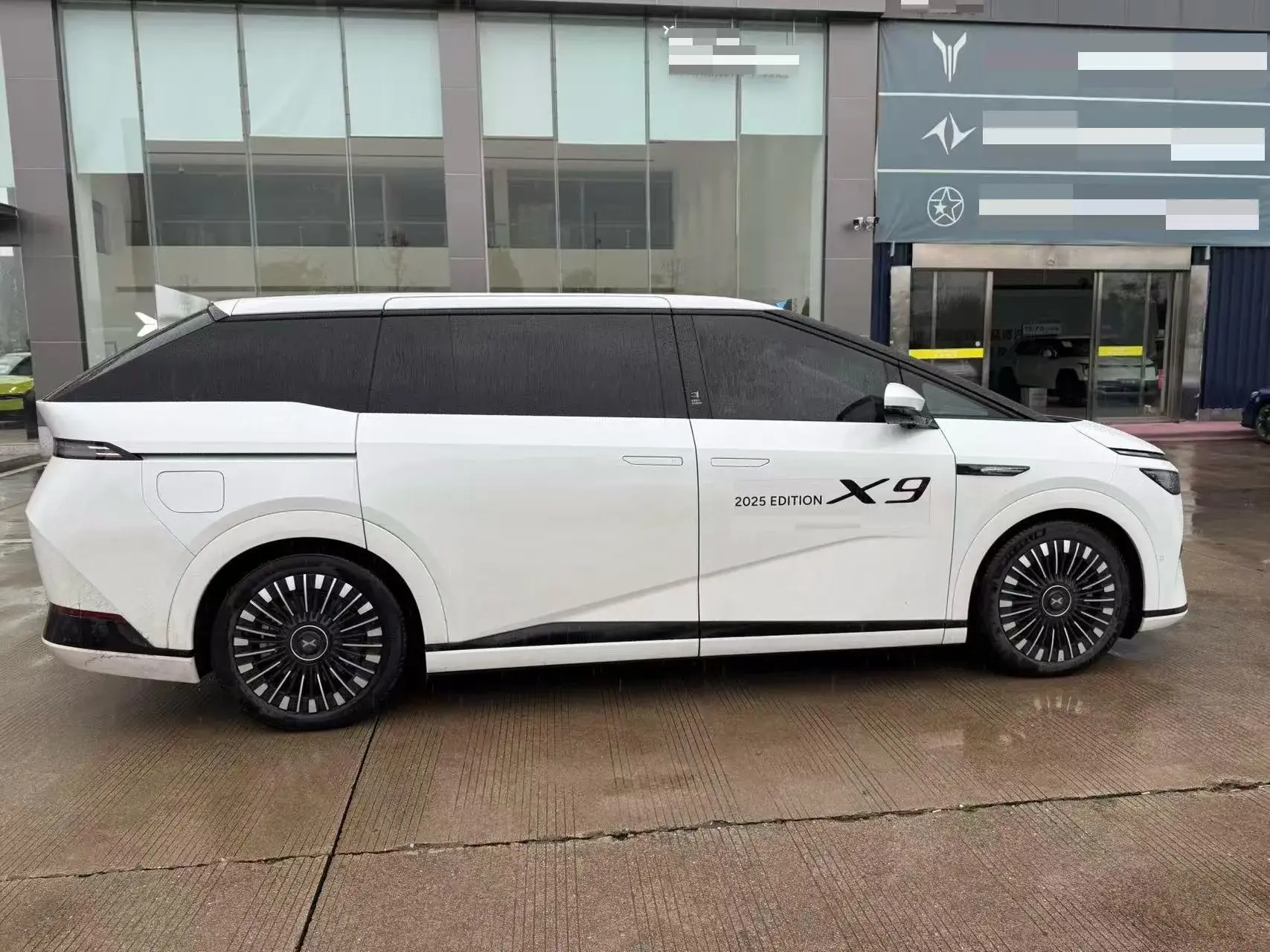 2025 XPENG X9 thumbnail 4