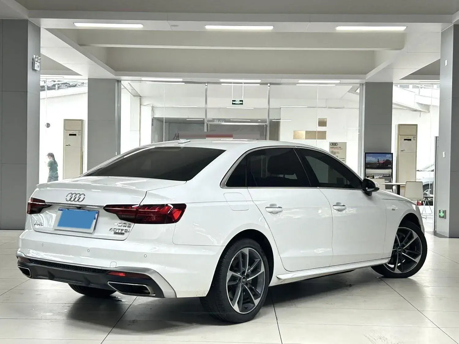 2023 AUDI A4L thumbnail 3