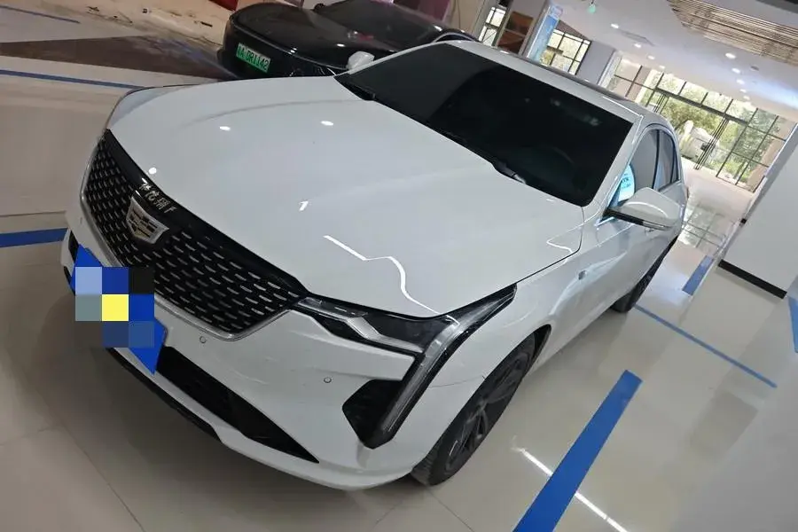 2022 CADILLAC CT4 view 1