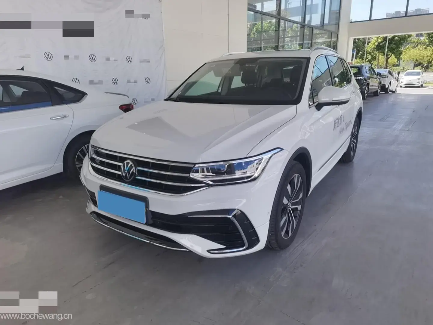 2024 VOLKSWAGEN TIGUAN view 1