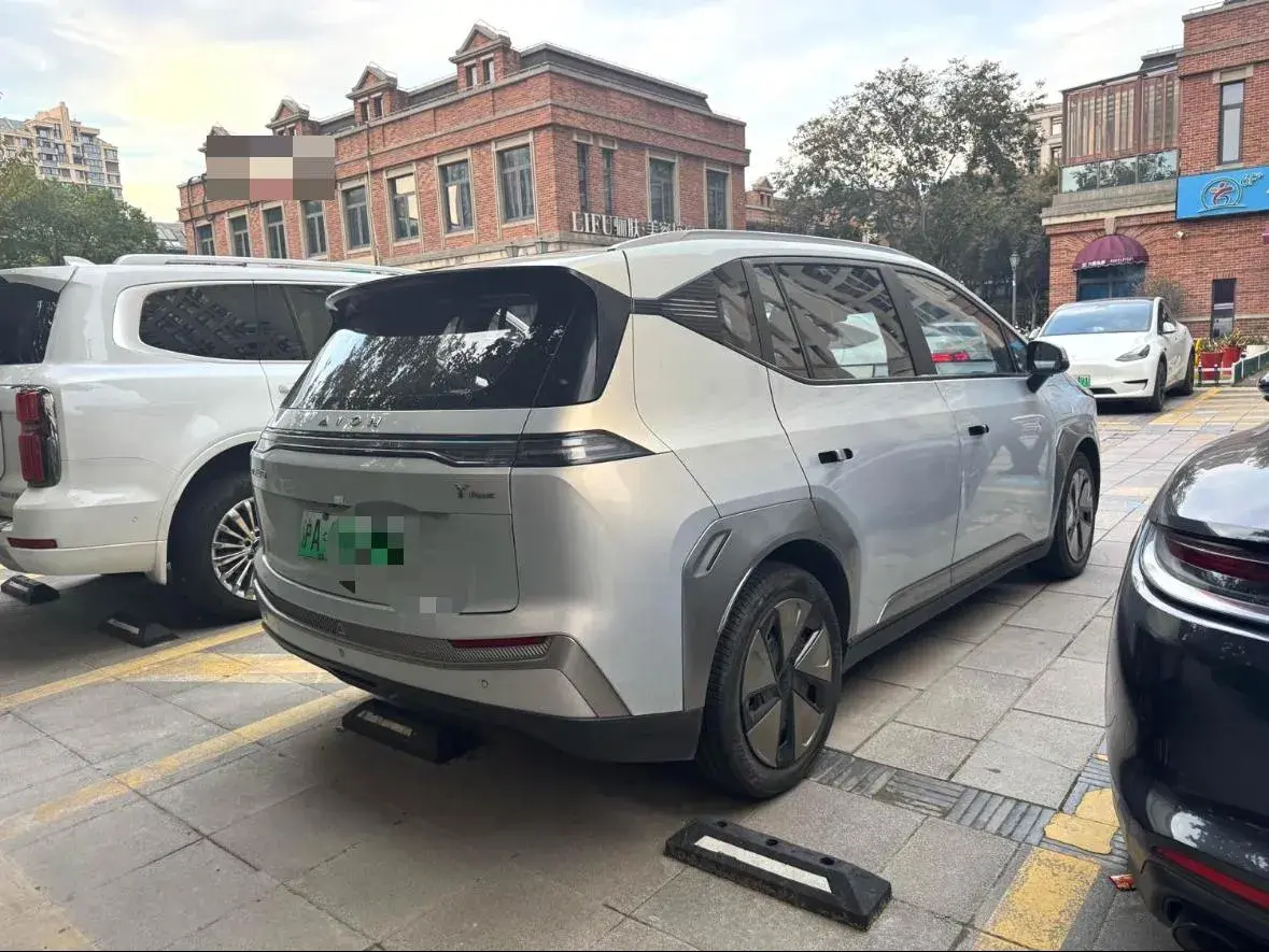 2023 AION Y thumbnail 3