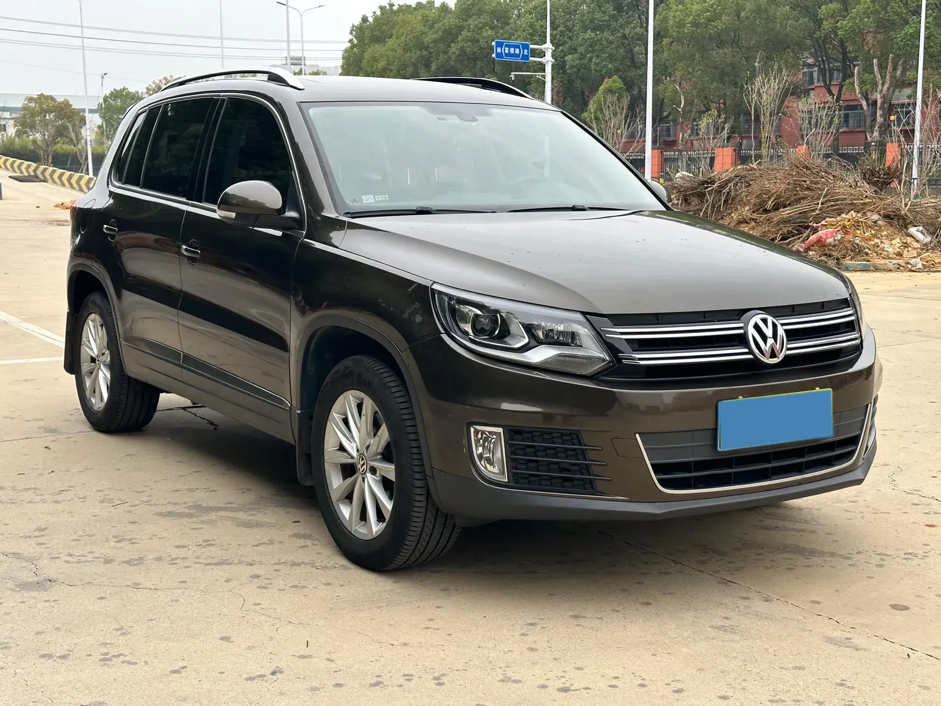 2017 VOLKSWAGEN TIGUAN thumbnail 3