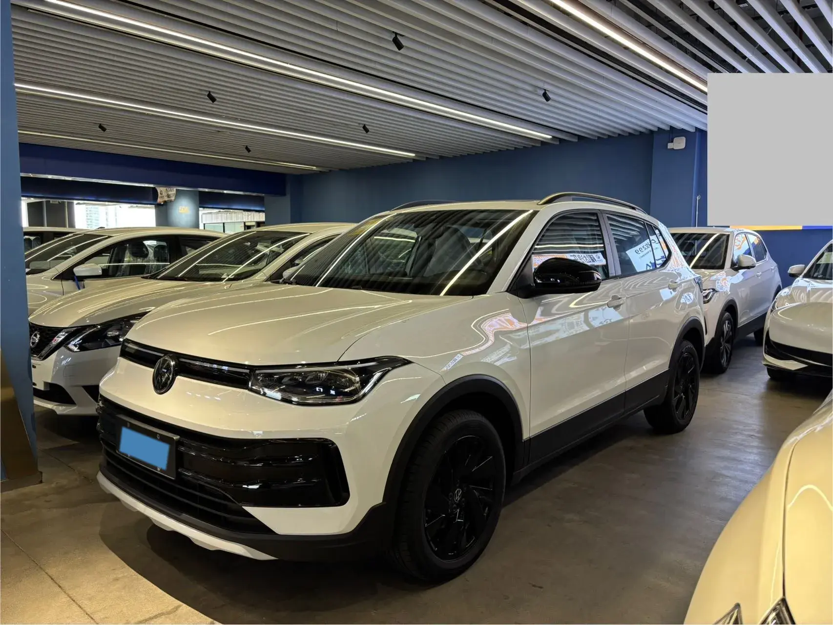 2023 VOLKSWAGEN THARU view 1