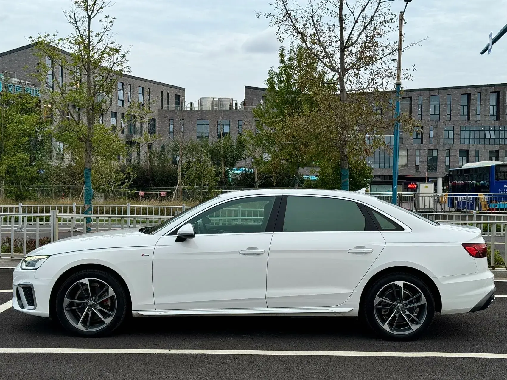 2020 AUDI A4L thumbnail 3