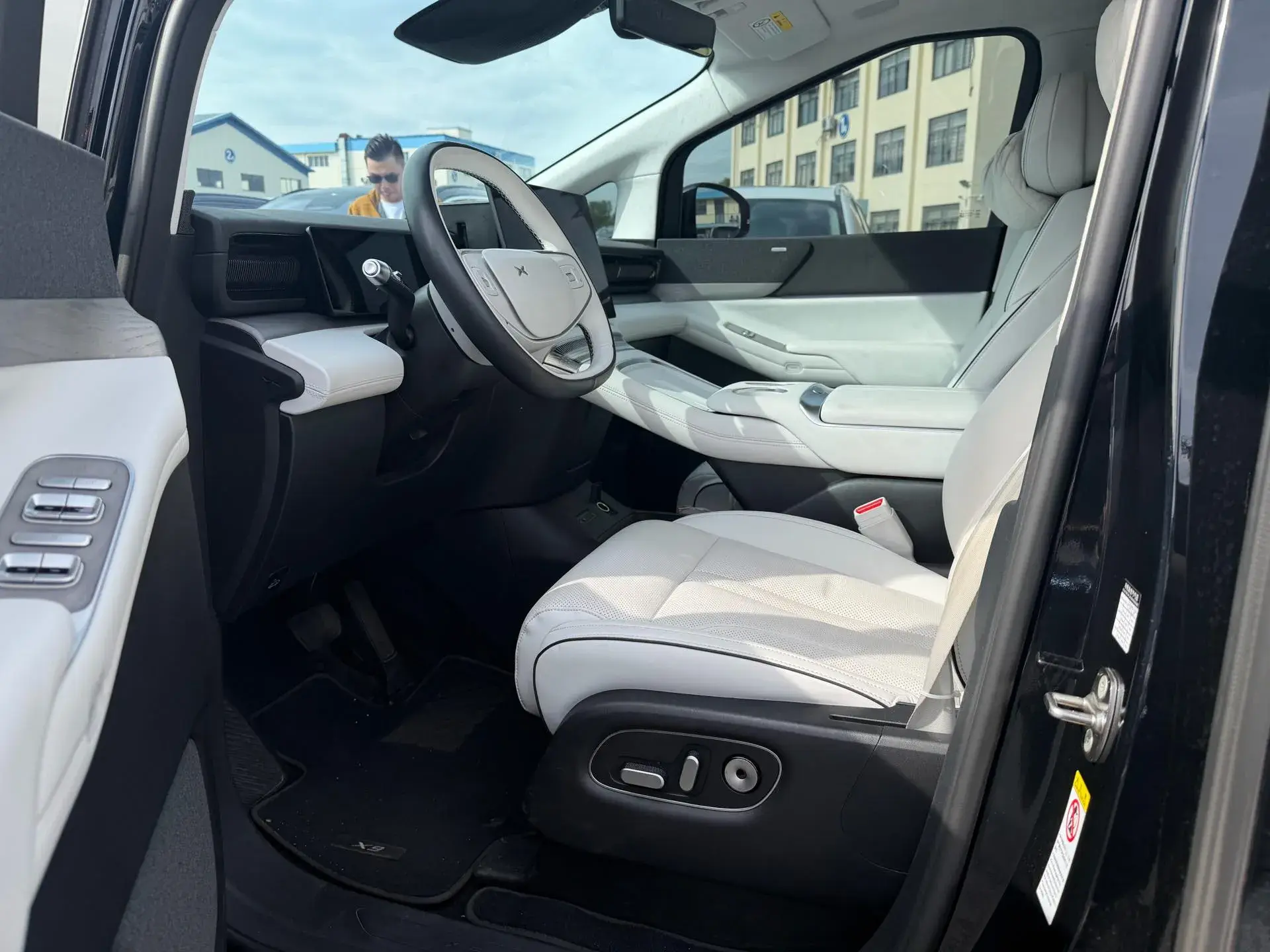 2024 XPENG X9 thumbnail 4