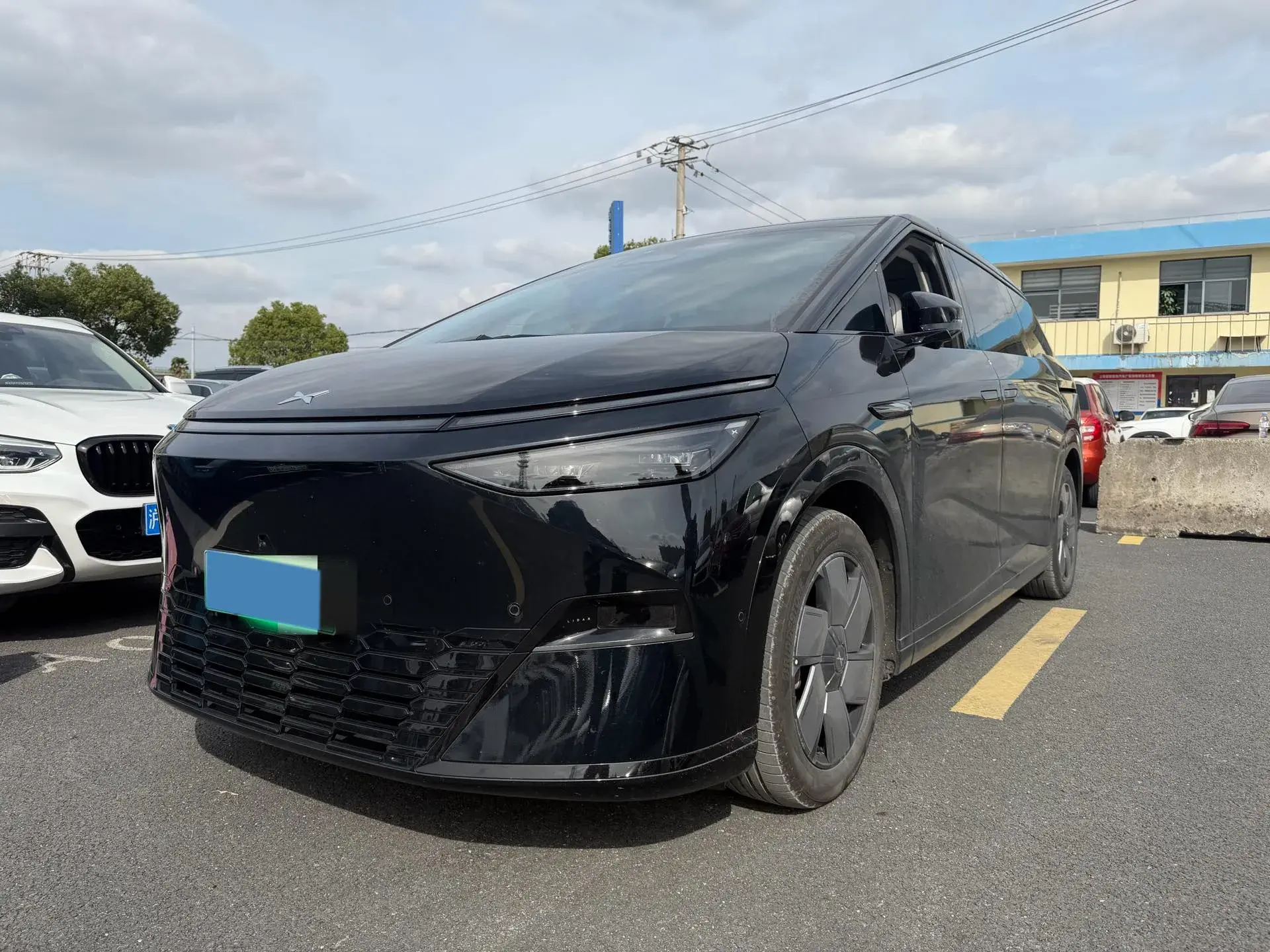 2024 XPENG X9 view 1