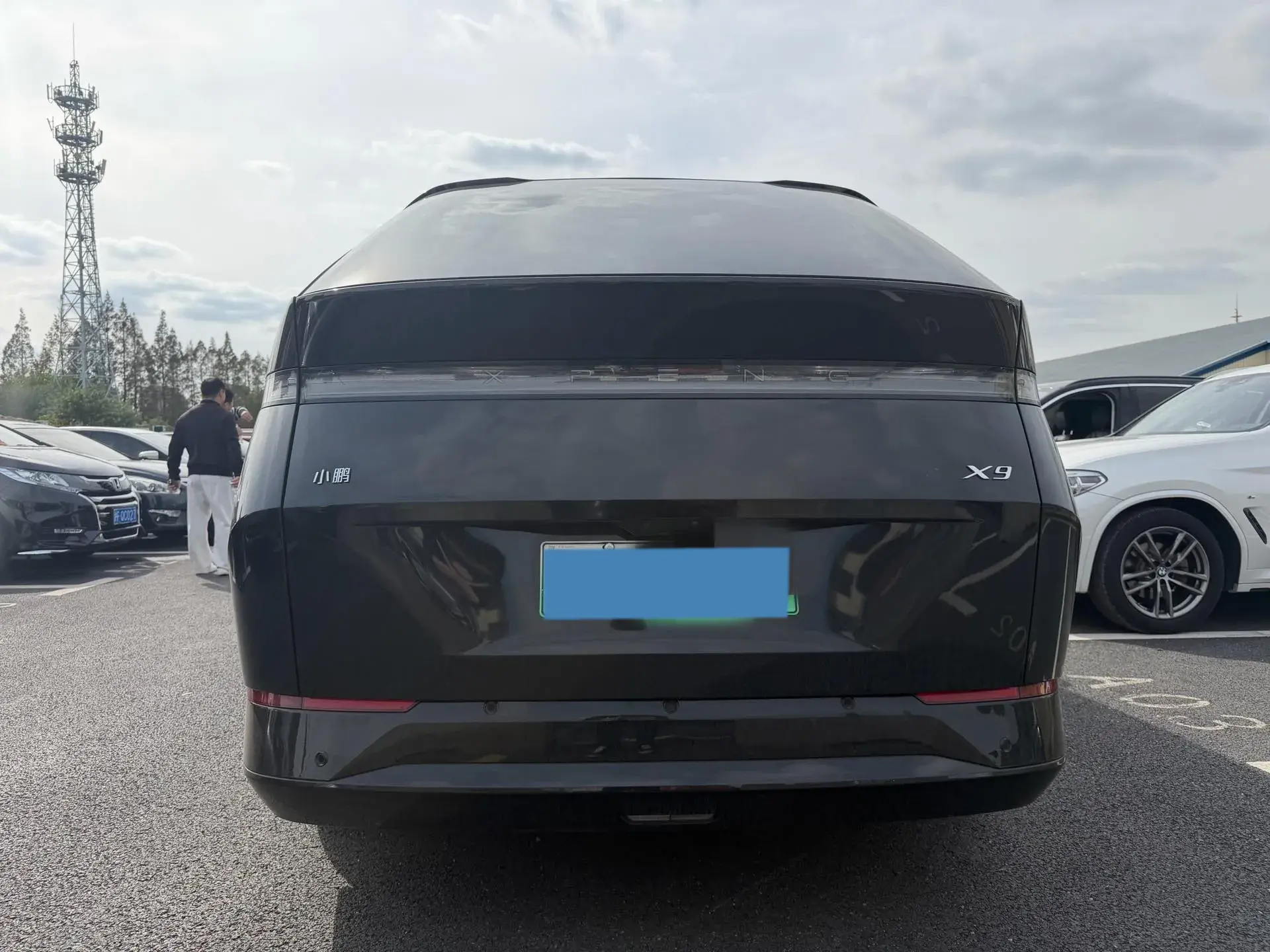 2024 XPENG X9 thumbnail 3