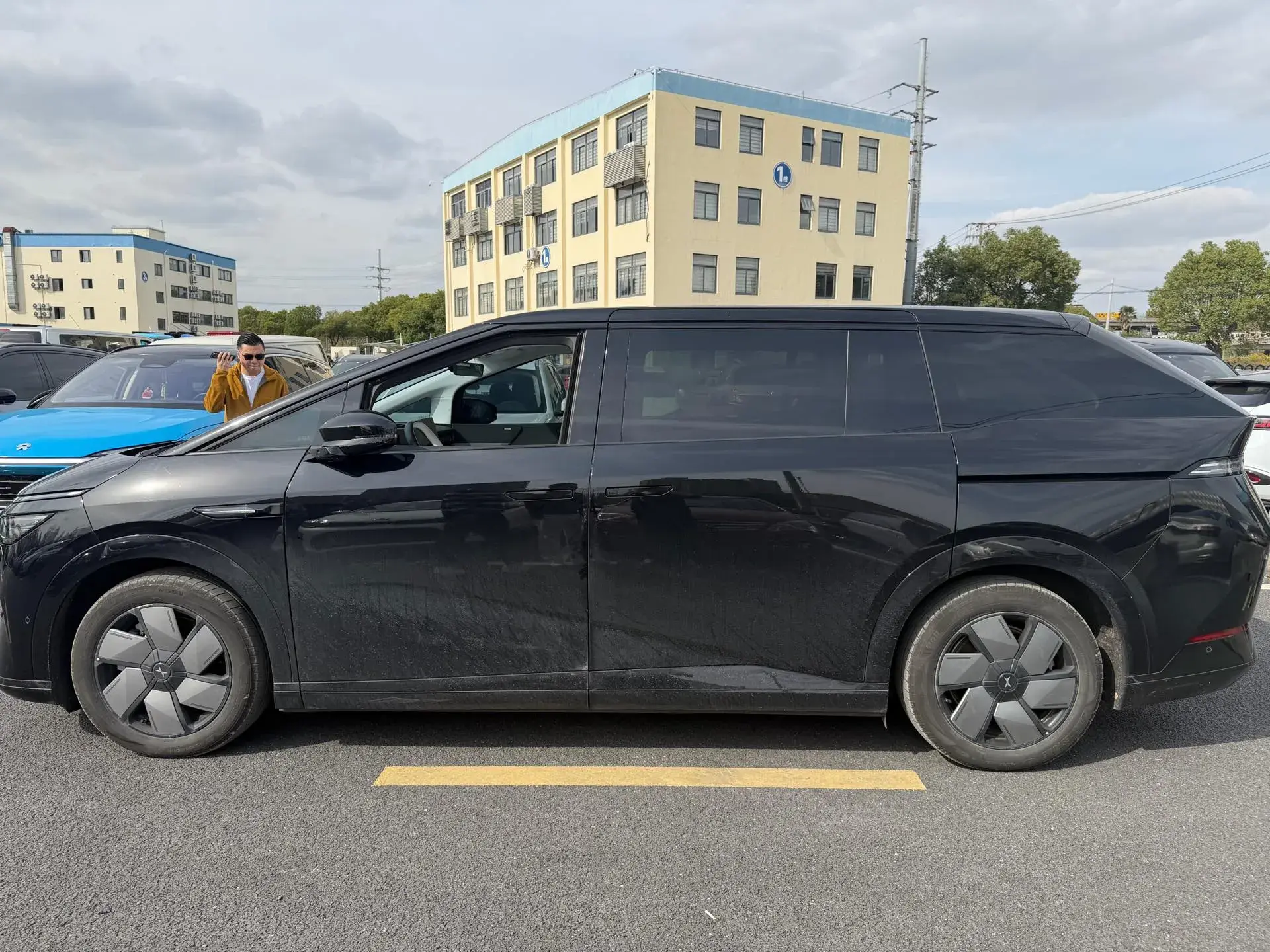 2024 XPENG X9 thumbnail 2