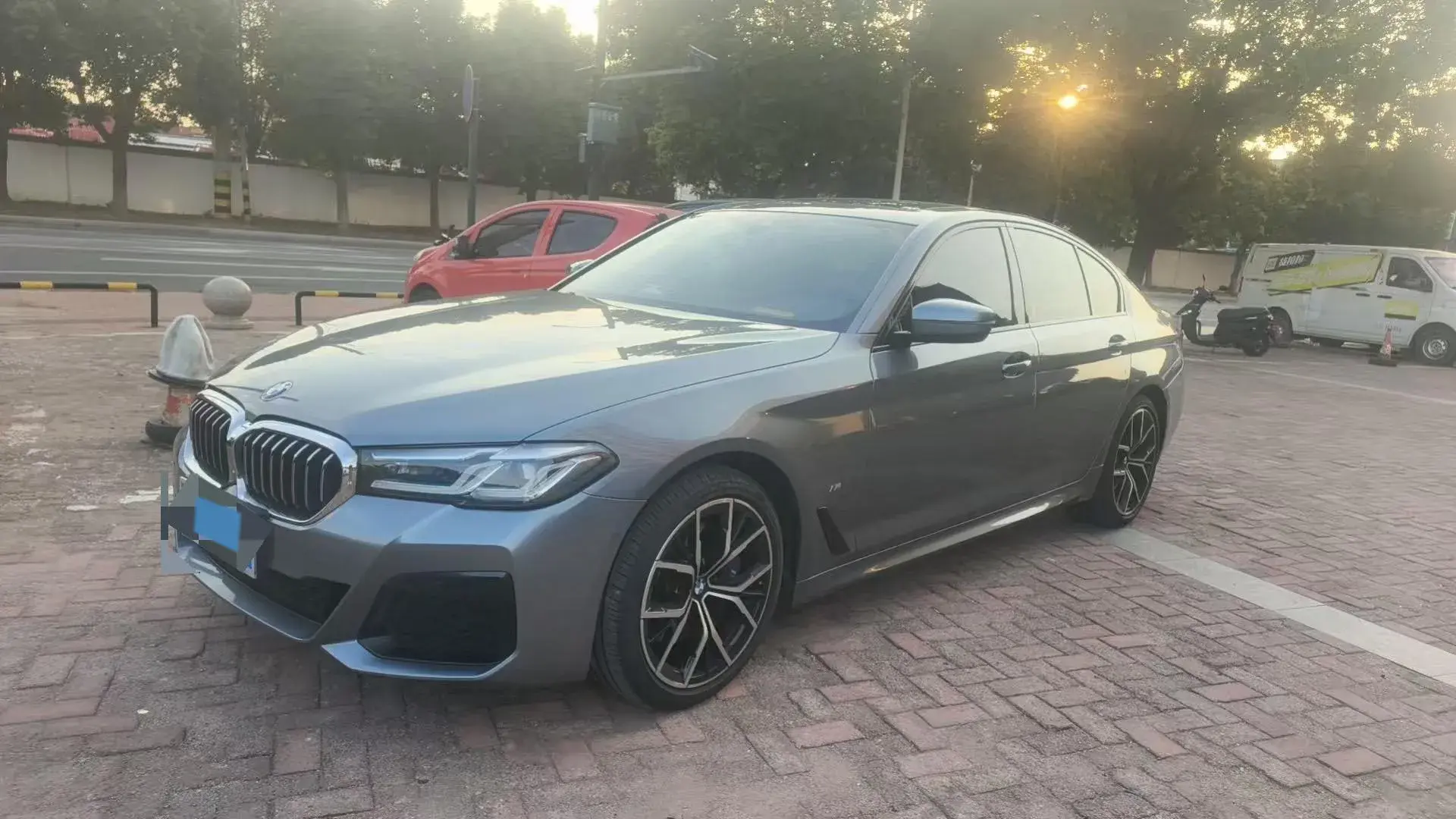 2021 BMW 5 view 1