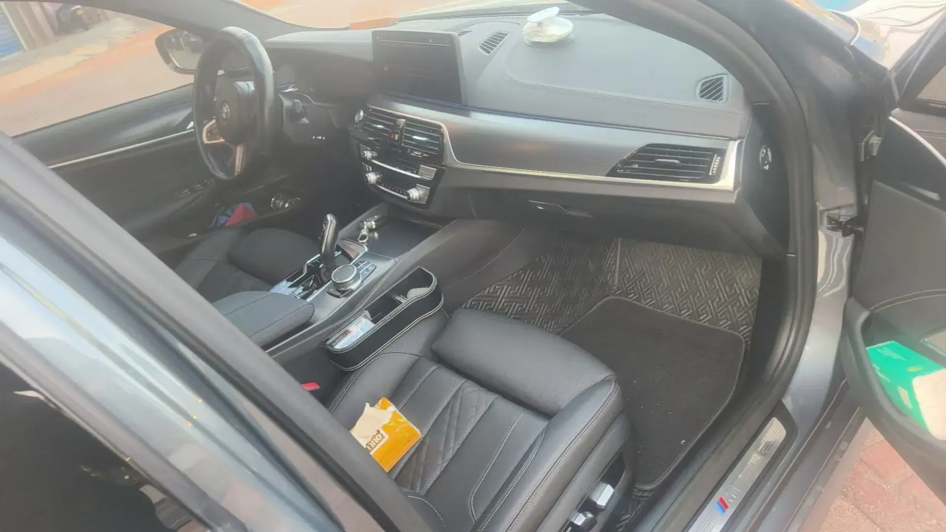 2021 BMW 5 thumbnail 4