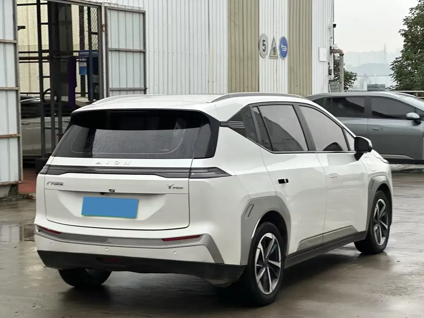 2023 AION Y thumbnail 2