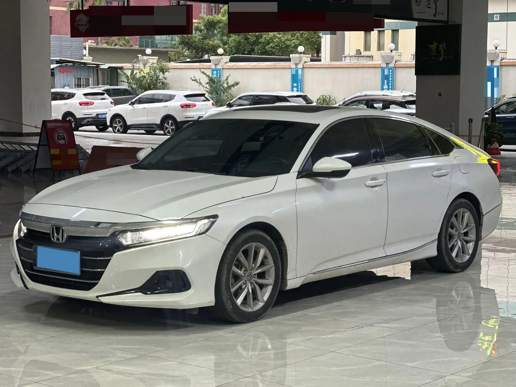 2022 HONDA ACCORD view 1