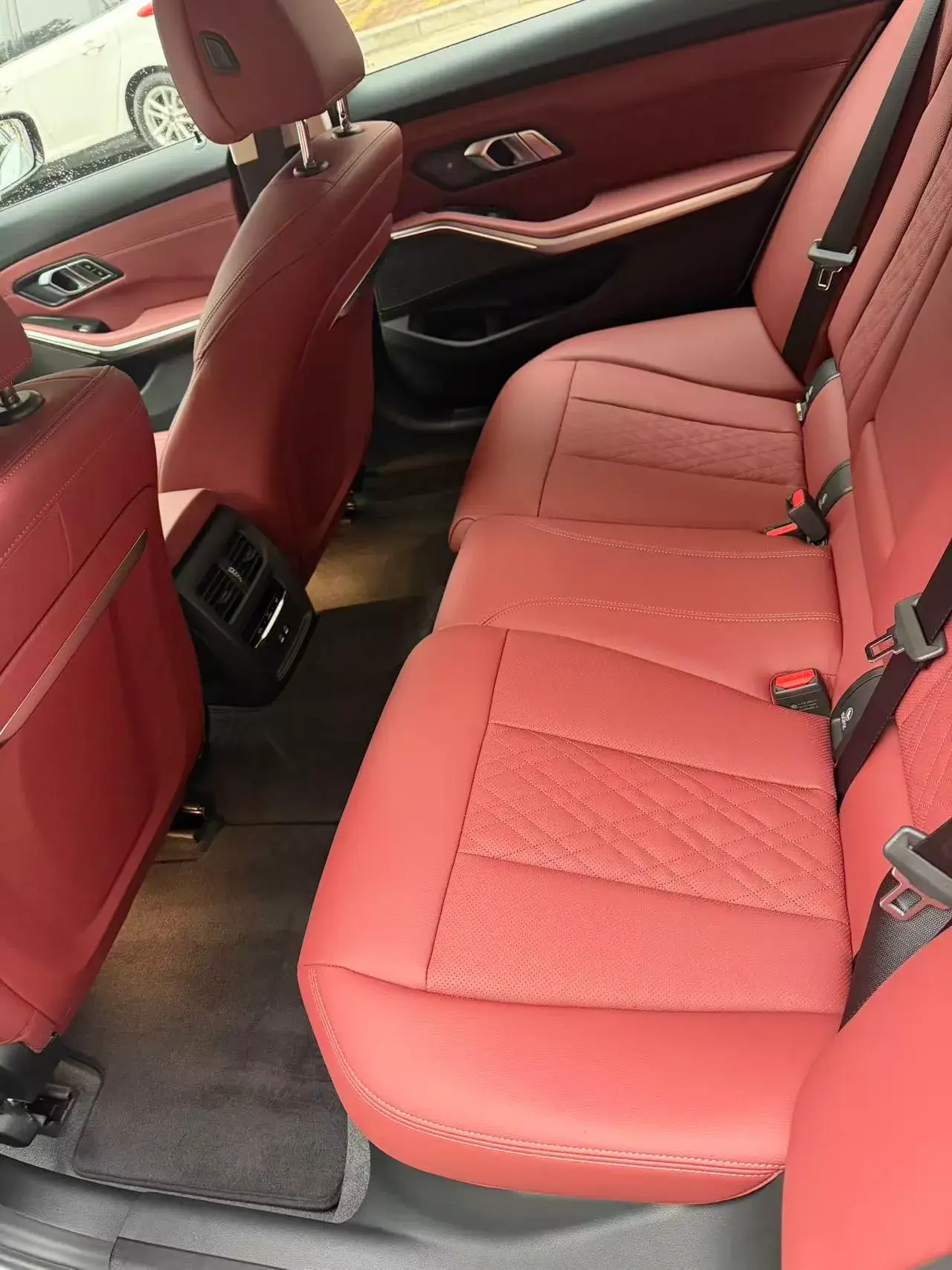 2025 BMW 3 thumbnail 4