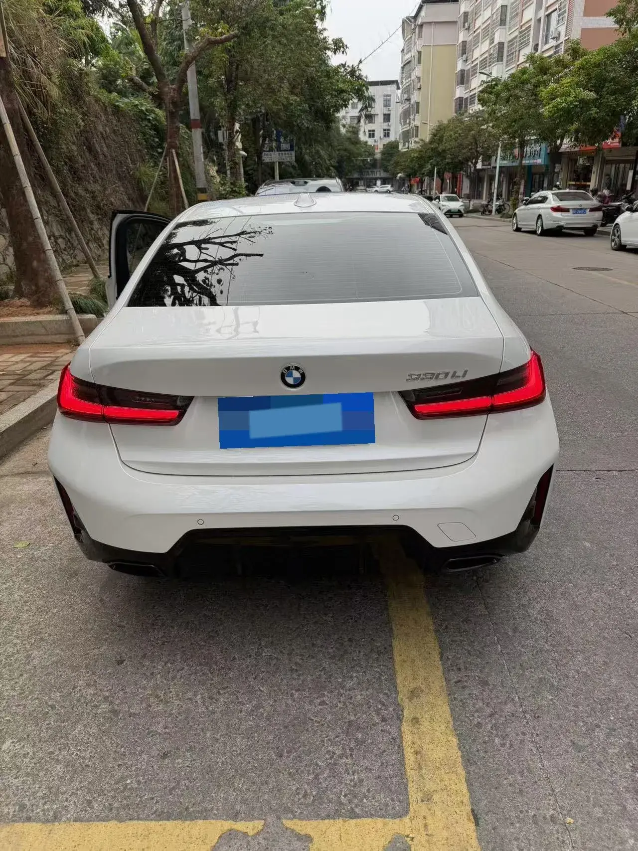 2025 BMW 3 thumbnail 3